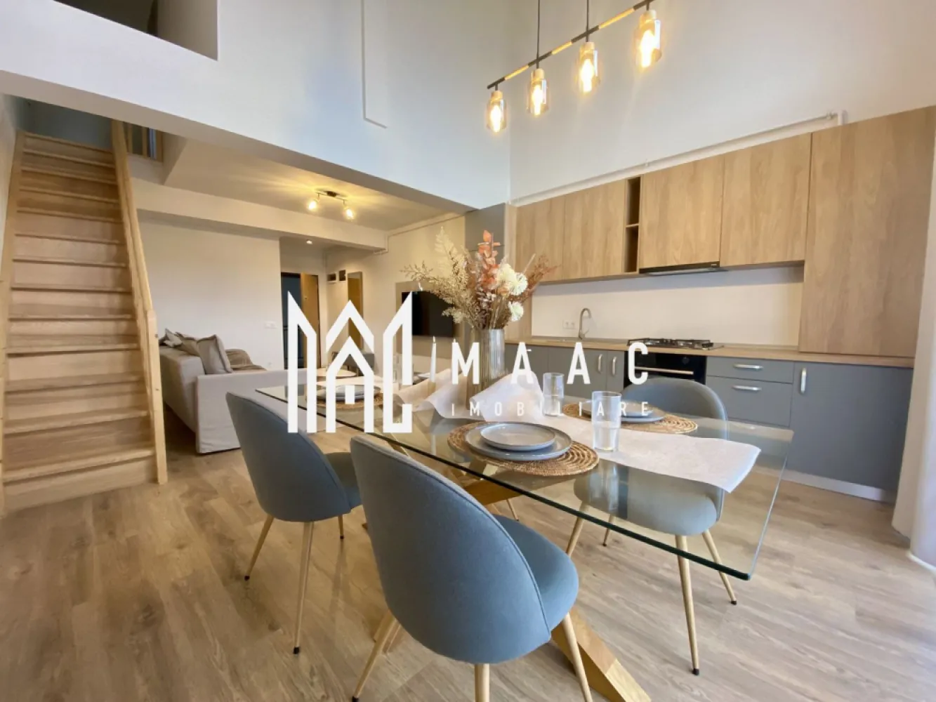 Apartament 2 camere | Etaj 2 | Balcon | Mobilat si utilat - MAAC Imobiliare va prezinta un apartament cu 2 camere, decomandat – Cartier Da Vinci Homes, Sibiu.

Caracteristici:
Suprafață utilă: 55.43 mp
Compartimentare decomandată:
Living cu ieșire pe balcon
Dormitor matrimonial
Hol 
Baie complet echipată
Balcon de 7.63 mp:
Orientare sudică pentru lumină naturală pe tot parcursul zilei
Hidroizolație și sistem de drenaj

Dotări premium:
Încălzire în pardoseală
Izolație eficientă cu vată bazaltică
Balcon și casa scării finisate la cheie, cu granit și sticlă securizată
Design arhitectural distinctiv
Predare exact ca în poze – mobilat și utilat complet, gata de mutare

Facilități
Ocupare teritorială redusă: doar 25% construcție, restul fiind spații verzi
45% spații verzi amenajate
4 locuri de joacă pentru copii și teren de fotbal pentru activități recreative.

Parcare inclusă:
Acces facil către principalele puncte de interes:
4 minute până în Zona Industrială Vest
4 minute de Metro
15 minute de Centrul Istoric al Sibiului

Un loc de parcare privat este inclus în preț.

Pentru mai multe detalii precizati telefonic ca ati vazut anuntul cu ID: CP2302039