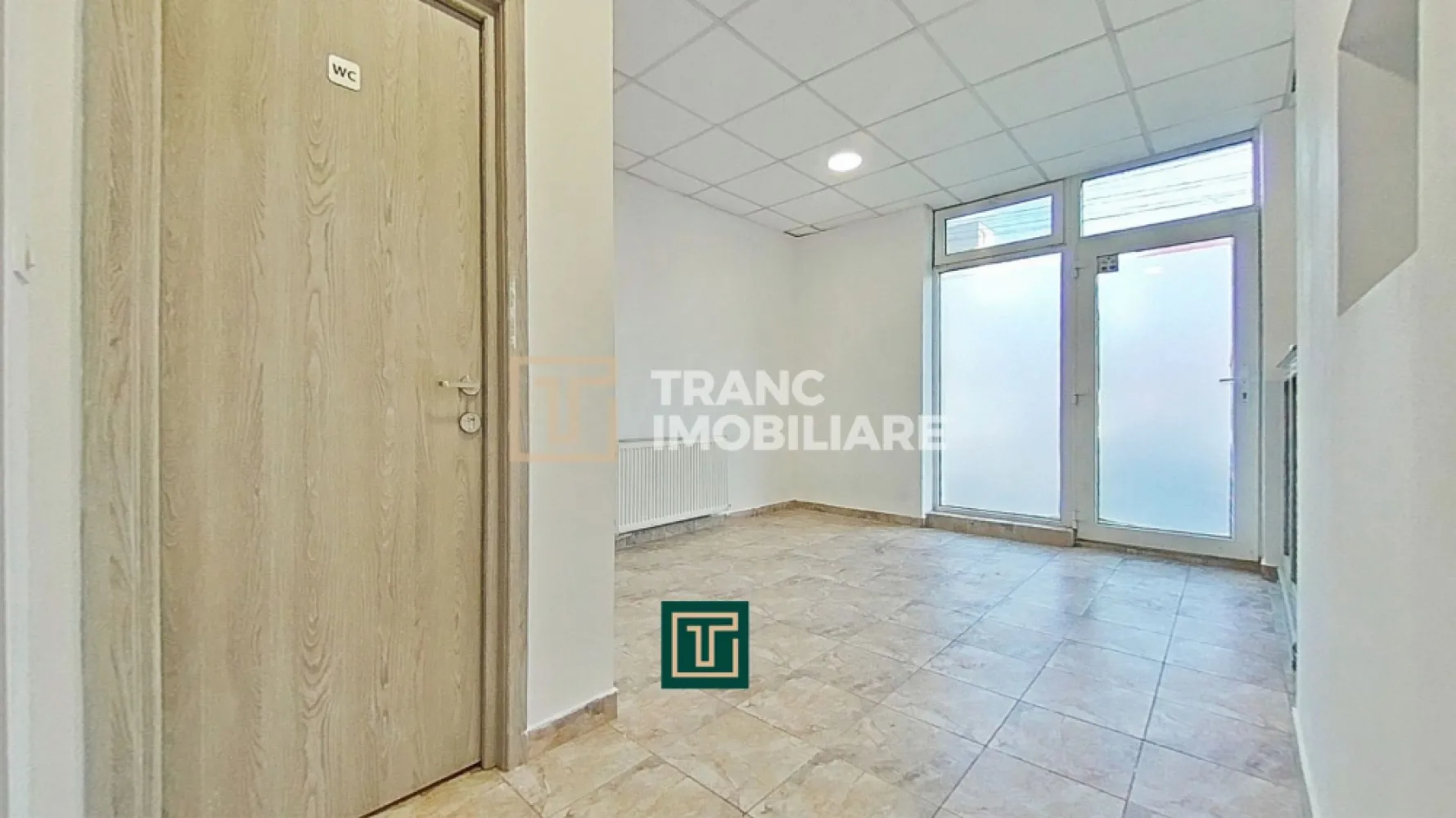 Apartament de vanzare la parter cu două intrări, Andrei Șaguna - Arad - Vă propunem spre vânzare un apartament cu 3 încăperi, situat pe strada Andrei Șaguna, într-o zonă excelentă din Arad, cu vizibilitate foarte bună și acces facil. Proprietatea are o suprafață utilă de 60 mp, suprafață construită desfășurată de 73 mp și este amplasată pe un teren de 141 mp, în curte comună, cu doar doi vecini.

Imobilul dispune de două intrări, una din stradă și una din curte, un avantaj major pentru activități comerciale sau servicii. Compartimentarea este practică și versatilă, incluzând trei încăperi, un spațiu de depozitare, un vestiar, o toaletă de serviciu și o baie cu duș, ceea ce îl face ideal pentru magazin, birou, salon sau activități din domeniul Horeca, ultima destinație fiind exact acest tip de activitate.

Apartamentul a fost renovat complet în 2021, fiind schimbate integral instalațiile termice și electrice. Instalația electrică este realizată din cupru, cu branșament trifazic de mare putere, iar încălzirea este asigurată de centrală termică pe gaz, cu calorifere metalice noi. Construcția este din cărămidă, oferind durabilitate și confort.

Poziționarea este un real avantaj, proprietatea aflându-se în apropiere de Pompieri, Poliție, Spitalul Județean, școli, farmacii, magazine, benzinării și mijloace de transport în comun.

O oportunitate excelentă pentru investiție sau desfășurarea unei activități comerciale într-o zonă intens circulată și bine cotată din Arad.

Pentru mai multe detalii sau programarea unei vizionări, nu ezitați să ne contactați.