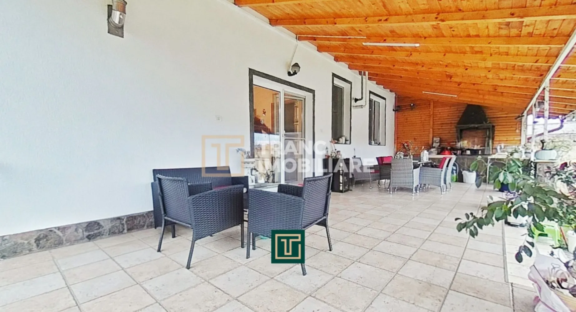 Casă impresionantă cu 15 camere, teren generos, piscină in Fantanele, Arad - Descoperă o proprietate rară pe piață, perfectă pentru familii numeroase, investiții rezidențiale sau proiecte de tip pensiune. Situată în Fântânele, Arad, această casă spațioasă, construită în 2006, se remarcă prin suprafața utilă de 433 mp, suprafața desfășurată de 522 mp și un teren generos de 1000 mp, cu un front stradal de 18 metri.

Proprietatea este formată din două corpuri, fiecare dispus pe P+E+M, ambele cu centrală termică proprie pe gaz. În total, casa oferă 15 camere, dintre care 11 dormitoare, 2 sufragerii, 2 bucătării, 6 băi, 3 balcoane, 2 terase și multiple spații de depozitare.
Primul corp include 2 dormitoare, 3 băi, sufragerie, bucătărie și balcon, iar cel de-al doilea corp dispune de 10 dormitoare, 3 băi, bucătărie, sufragerie, 2 balcoane, 2 terase și spații suplimentare de depozitare.

Curtea este un adevărat atu: piscină proprie, sistem de irigație automatizat, puț forat, spațiu suplimentar de depozitare și două terase ideale pentru relaxare. Construcția din cărămidă, fundația de beton, izolația exterioară, aerul condiționat, curentul trifazic și utilitățile de la rețea asigură confort pe tot parcursul anului.

Așezată într-o zonă liniștită și sigură, aproape de școli, magazine și transport în comun, această proprietate reprezintă o oportunitate excelentă pentru cei care caută spațiu, confort și multiple posibilități de utilizare.