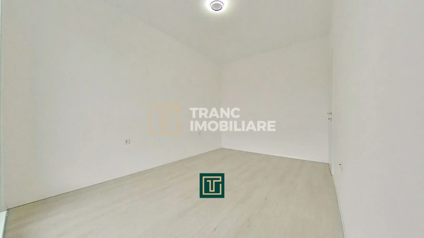 Apartament cu 3 camere în bloc nou – Via Carmina, Vladimirescu - Comision 0% pentru cumpărător!

Îți prezentăm spre vânzare un apartament modern cu 3 camere, situat într-un imobil nou, finalizat în anul 2024, parte din proiectul rezidențial Via Carmina, recunoscut ca una dintre cele mai apreciate zone din Vladimirescu, județul Arad. Zona este liniștită, sigură și bine conectată cu orașul, fiind potrivită atât pentru familii, cât și pentru persoane active.

Apartamentul este poziționat la etajul 2 al unui bloc cu 4 etaje, prevăzut cu lift, și dispune de o suprafață utilă de 64,45 mp, respectiv 77,34 mp suprafață construită. Compartimentarea semidecomandată este eficientă și aerisită, incluzând două dormitoare, un living cu bucătărie open-space, o baie și un balcon, oferind un spațiu funcțional și plăcut pentru viața de zi cu zi.

Locuința se evidențiază prin finisaje contemporane și dotări de calitate: parchet, gresie, vopsea lavabilă, centrală termică proprie pe gaz de 24 kW și sistem de încălzire prin pardoseală, asigurând un confort optim în orice sezon. Apartamentul se predă cu bucătăria complet mobilată și utilată, aer condiționat cu control de la distanță, videointerfon și izolație termică performantă.

Ansamblul rezidențial pune la dispoziție numeroase facilități: loc de joacă pentru copii, alei de promenadă, masă de ping-pong, zonă de grătar și spații dedicate relaxării în aer liber. Întreaga zonă este amenajată modern, cu drumuri asfaltate și iluminat public.
Prețul afișat nu include TVA 21% și locul de parcare.