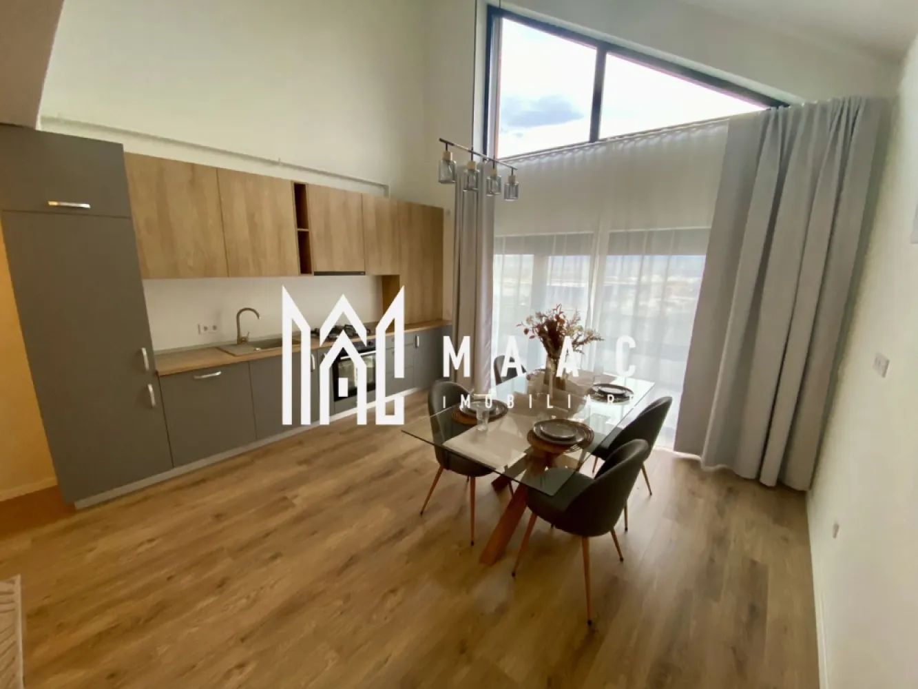 Apartament 2 camere | Etaj 2 | Balcon | Mobilat si utilat - MAAC Imobiliare va prezinta un apartament cu 2 camere, decomandat – Cartier Da Vinci Homes, Sibiu.

Caracteristici:
Suprafață utilă: 55.43 mp
Compartimentare decomandată:
Living cu ieșire pe balcon
Dormitor matrimonial
Hol 
Baie complet echipată
Balcon de 7.63 mp:
Orientare sudică pentru lumină naturală pe tot parcursul zilei
Hidroizolație și sistem de drenaj

Dotări premium:
Încălzire în pardoseală
Izolație eficientă cu vată bazaltică
Balcon și casa scării finisate la cheie, cu granit și sticlă securizată
Design arhitectural distinctiv
Predare exact ca în poze – mobilat și utilat complet, gata de mutare

Facilități
Ocupare teritorială redusă: doar 25% construcție, restul fiind spații verzi
45% spații verzi amenajate
4 locuri de joacă pentru copii și teren de fotbal pentru activități recreative.

Parcare inclusă:
Acces facil către principalele puncte de interes:
4 minute până în Zona Industrială Vest
4 minute de Metro
15 minute de Centrul Istoric al Sibiului

Un loc de parcare privat este inclus în preț.

Pentru mai multe detalii precizati telefonic ca ati vazut anuntul cu ID: CP2302039