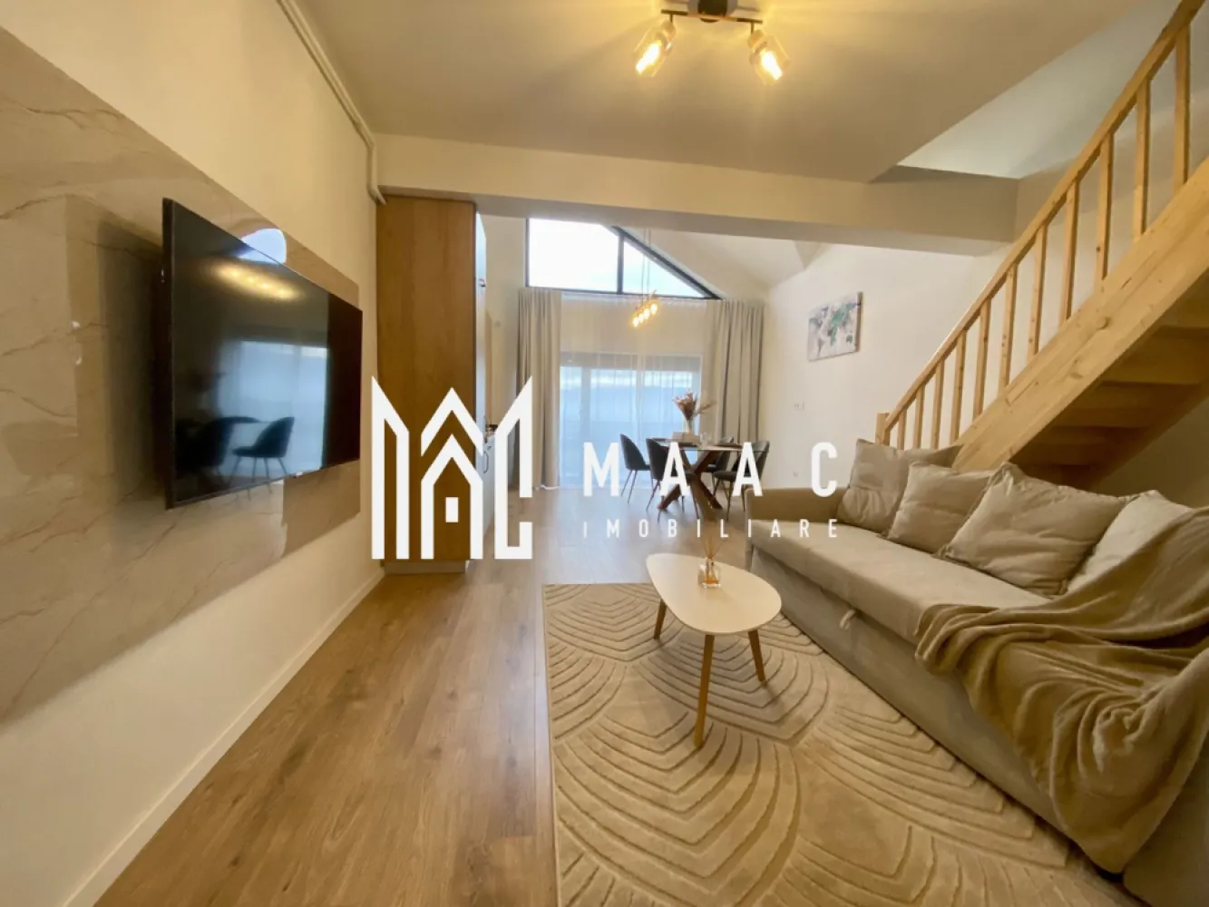 Apartament 2 camere | Etaj 2 | Balcon | Mobilat si utilat - MAAC Imobiliare va prezinta un apartament cu 2 camere, decomandat – Cartier Da Vinci Homes, Sibiu.

Caracteristici:
Suprafață utilă: 55.43 mp
Compartimentare decomandată:
Living cu ieșire pe balcon
Dormitor matrimonial
Hol 
Baie complet echipată
Balcon de 7.63 mp:
Orientare sudică pentru lumină naturală pe tot parcursul zilei
Hidroizolație și sistem de drenaj

Dotări premium:
Încălzire în pardoseală
Izolație eficientă cu vată bazaltică
Balcon și casa scării finisate la cheie, cu granit și sticlă securizată
Design arhitectural distinctiv
Predare exact ca în poze – mobilat și utilat complet, gata de mutare

Facilități
Ocupare teritorială redusă: doar 25% construcție, restul fiind spații verzi
45% spații verzi amenajate
4 locuri de joacă pentru copii și teren de fotbal pentru activități recreative.

Parcare inclusă:
Acces facil către principalele puncte de interes:
4 minute până în Zona Industrială Vest
4 minute de Metro
15 minute de Centrul Istoric al Sibiului

Un loc de parcare privat este inclus în preț.

Pentru mai multe detalii precizati telefonic ca ati vazut anuntul cu ID: CP2302039