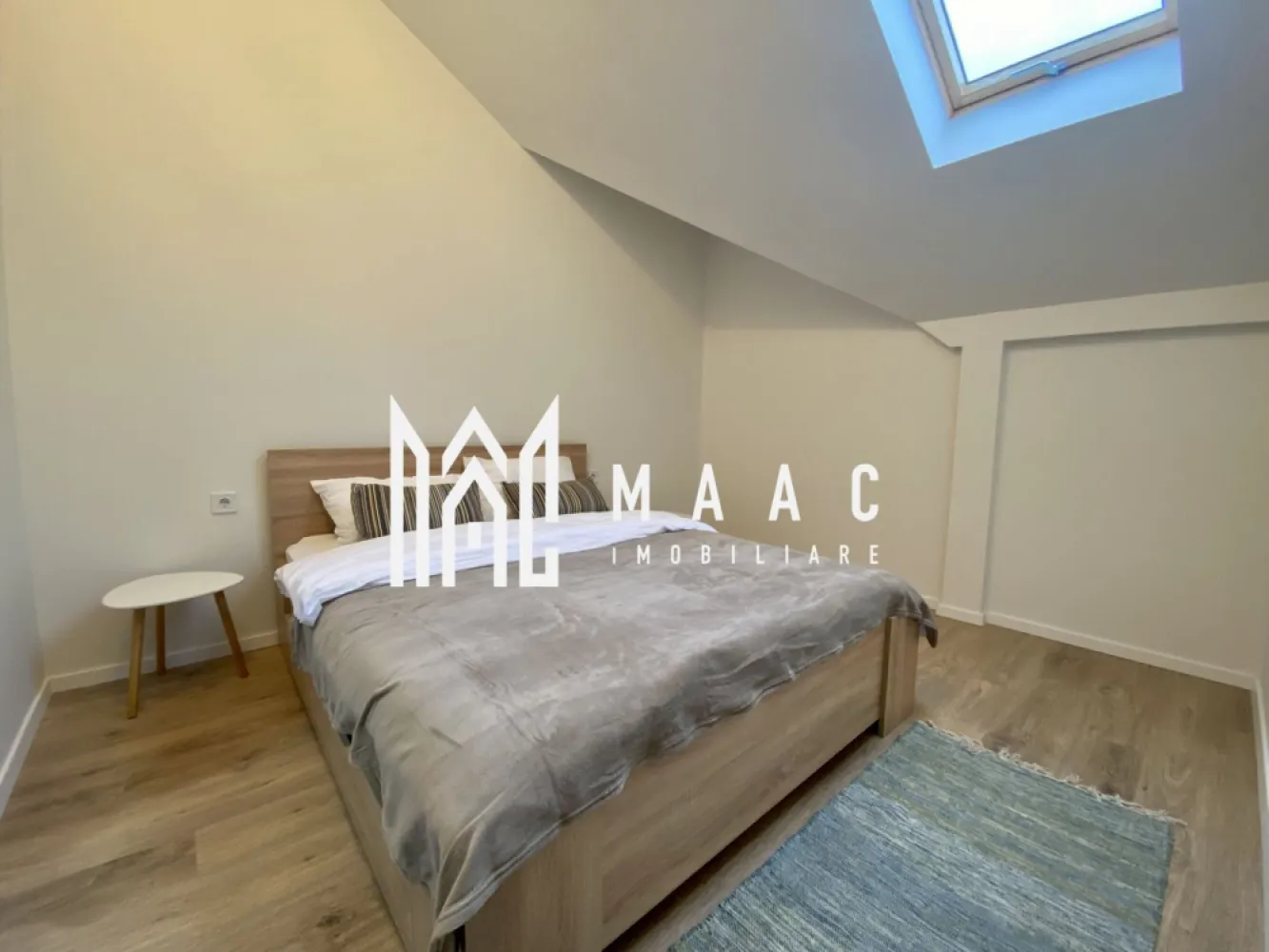 Apartament 2 camere | Etaj 2 | Balcon | Mobilat si utilat - MAAC Imobiliare va prezinta un apartament cu 2 camere, decomandat – Cartier Da Vinci Homes, Sibiu.

Caracteristici:
Suprafață utilă: 55.43 mp
Compartimentare decomandată:
Living cu ieșire pe balcon
Dormitor matrimonial
Hol 
Baie complet echipată
Balcon de 7.63 mp:
Orientare sudică pentru lumină naturală pe tot parcursul zilei
Hidroizolație și sistem de drenaj

Dotări premium:
Încălzire în pardoseală
Izolație eficientă cu vată bazaltică
Balcon și casa scării finisate la cheie, cu granit și sticlă securizată
Design arhitectural distinctiv
Predare exact ca în poze – mobilat și utilat complet, gata de mutare

Facilități
Ocupare teritorială redusă: doar 25% construcție, restul fiind spații verzi
45% spații verzi amenajate
4 locuri de joacă pentru copii și teren de fotbal pentru activități recreative.

Parcare inclusă:
Acces facil către principalele puncte de interes:
4 minute până în Zona Industrială Vest
4 minute de Metro
15 minute de Centrul Istoric al Sibiului

Un loc de parcare privat este inclus în preț.

Pentru mai multe detalii precizati telefonic ca ati vazut anuntul cu ID: CP2302039