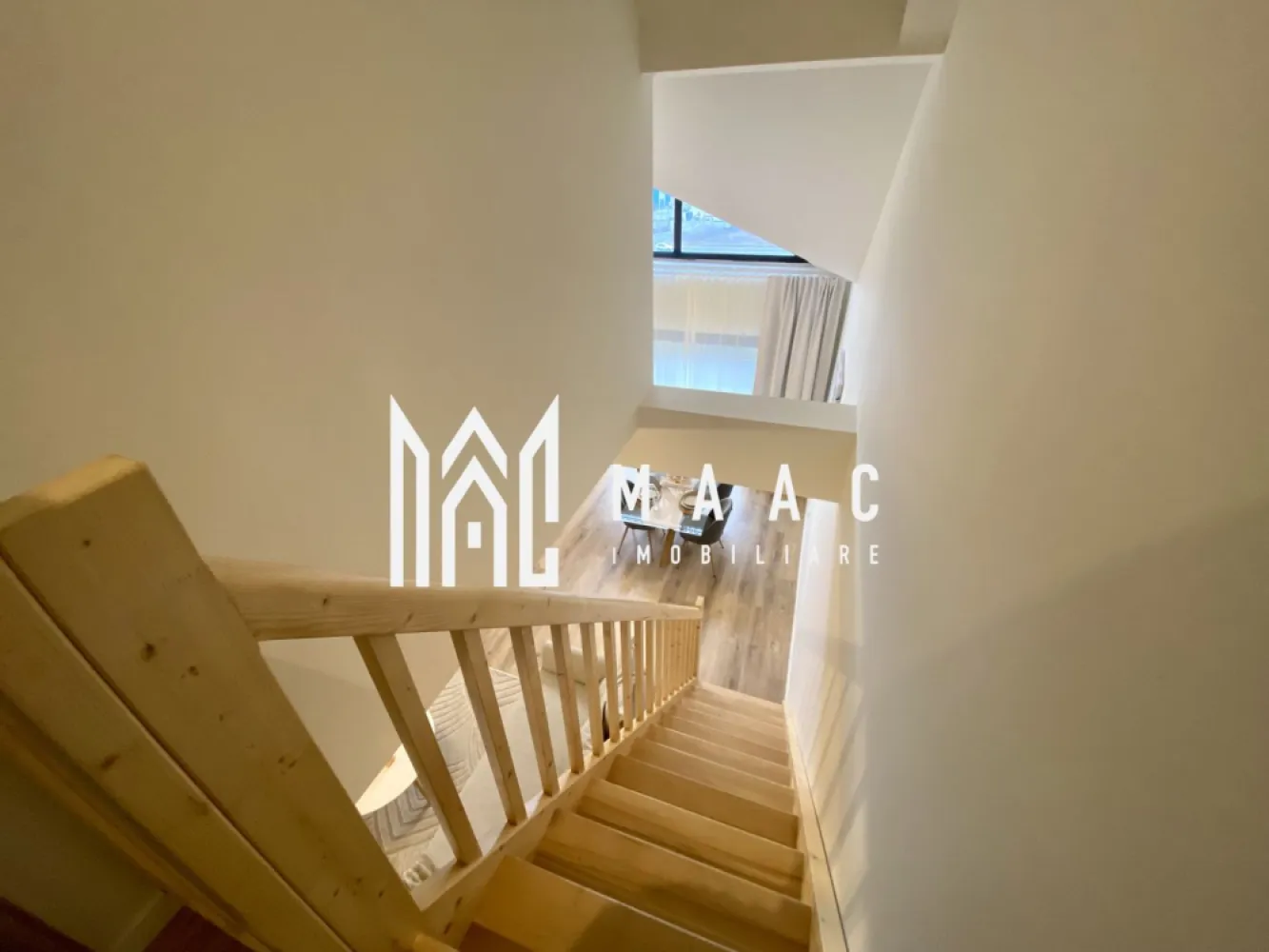 Apartament 2 camere | Etaj 2 | Balcon | Mobilat si utilat - MAAC Imobiliare va prezinta un apartament cu 2 camere, decomandat – Cartier Da Vinci Homes, Sibiu.

Caracteristici:
Suprafață utilă: 55.43 mp
Compartimentare decomandată:
Living cu ieșire pe balcon
Dormitor matrimonial
Hol 
Baie complet echipată
Balcon de 7.63 mp:
Orientare sudică pentru lumină naturală pe tot parcursul zilei
Hidroizolație și sistem de drenaj

Dotări premium:
Încălzire în pardoseală
Izolație eficientă cu vată bazaltică
Balcon și casa scării finisate la cheie, cu granit și sticlă securizată
Design arhitectural distinctiv
Predare exact ca în poze – mobilat și utilat complet, gata de mutare

Facilități
Ocupare teritorială redusă: doar 25% construcție, restul fiind spații verzi
45% spații verzi amenajate
4 locuri de joacă pentru copii și teren de fotbal pentru activități recreative.

Parcare inclusă:
Acces facil către principalele puncte de interes:
4 minute până în Zona Industrială Vest
4 minute de Metro
15 minute de Centrul Istoric al Sibiului

Un loc de parcare privat este inclus în preț.

Pentru mai multe detalii precizati telefonic ca ati vazut anuntul cu ID: CP2302039