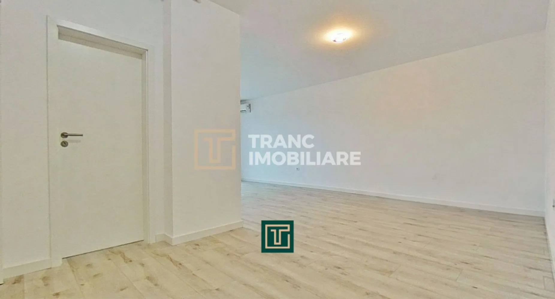 Apartament cu 2 camere într-un bloc nou, Via Carmina – Vladimirescu - Comisionul pentru cumpărător este 0%!

Îți prezentăm spre vânzare un apartament modern cu 2 camere, situat în cadrul proiectului rezidențial Via Carmina din Vladimirescu, una dintre cele mai apreciate zone rezidențiale din județul Arad. Amplasat într-un cartier liniștit, cu acces rapid către oraș și facilități moderne în apropiere, acest apartament este alegerea ideală pentru locuire sau investiție.

Imobilul a fost finalizat în anul 2024, iar apartamentul este poziționat la etajul 1 al unui bloc cu 3 etaje, dotat cu lift. Locuința are o suprafață utilă de aproximativ 53 mp și o suprafață construită de 64 mp, fiind compartimentată semidecomandat: dormitor, living, bucătărie, baie. Bucătăria open-space, integrată armonios cu zona de zi, oferă un spațiu luminos și funcțional, perfect pentru confortul zilnic.

Apartamentul beneficiază de finisaje premium, precum parchet, gresie și vopsea lavabilă de calitate superioară. Confortul termic este asigurat de centrala termică proprie pe gaz și sistemul de încălzire prin pardoseală, iar pentru siguranță și eficiență energetică imobilul este bine izolat și dotat cu videointerfon. Locuința se predă cu bucătăria complet mobilată și utilată, aer condiționat cu accesare la distanță și centrală pe gaz.

Zona este complet amenajată, cu drumuri asfaltate și iluminat stradal, oferind un cadru sigur și plăcut. Prețul nu include TVA 21% și locul de parcare.