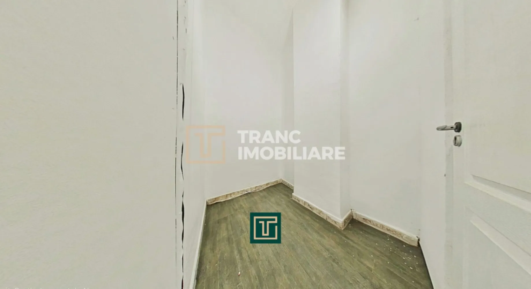 Spațiu comercial de închiriat la Parter, UTA – zonă cu trafic pietonal - Îți propunem spre închiriere un spațiu comercial generos, situat la parter, în cartierul UTA din Arad, într-o zonă cu trafic pietonal intens, ideală pentru dezvoltarea unei afaceri vizibile și accesibile.

Spațiul dispune de o suprafață utilă de 120 mp și o suprafață desfășurată de 148 mp, fiind compartimentat eficient în 4 încăperi: o sală principală spațioasă, potrivită pentru activitate comercială sau zonă de prezentare, un grup sanitar, o cameră pretabilă pentru birou și două camere destinate depozitării. Compartimentarea este semidecomandată, oferind flexibilitate în amenajare, în funcție de specificul activității desfășurate.

Imobilul este pretabil pentru o gamă largă de activități comerciale, precum magazin de prezentare, restaurant, cafenea, agenție de pariuri sportive, showroom, cabinet sau alte servicii comerciale. Un avantaj important îl reprezintă curentul trifazic, care permite desfășurarea activităților ce necesită consum energetic ridicat.

Poziționarea este un real punct forte: spațiul se află în apropiere de biserici, cafenele, hypermarketuri, spălătorii, teren de fotbal și stații de tramvai, asigurând vizibilitate excelentă și acces facil pentru clienți.

Datorită amplasării, suprafeței și dotărilor, acest spațiu reprezintă o oportunitate foarte bună pentru antreprenorii care caută o locație bine poziționată, versatilă și ușor de adaptat.

📞 Pentru detalii suplimentare sau programarea unei vizionări, te invit să mă contactezi.