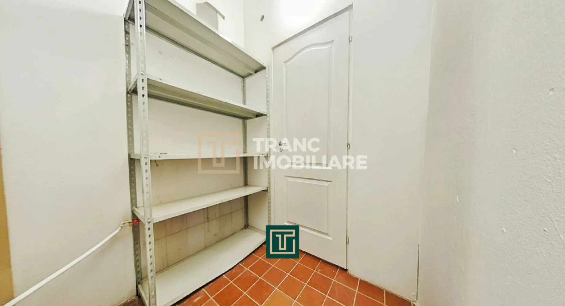 Spațiu comercial de închiriat la Parter, UTA – zonă cu trafic pietonal - Îți propunem spre închiriere un spațiu comercial generos, situat la parter, în cartierul UTA din Arad, într-o zonă cu trafic pietonal intens, ideală pentru dezvoltarea unei afaceri vizibile și accesibile.

Spațiul dispune de o suprafață utilă de 120 mp și o suprafață desfășurată de 148 mp, fiind compartimentat eficient în 4 încăperi: o sală principală spațioasă, potrivită pentru activitate comercială sau zonă de prezentare, un grup sanitar, o cameră pretabilă pentru birou și două camere destinate depozitării. Compartimentarea este semidecomandată, oferind flexibilitate în amenajare, în funcție de specificul activității desfășurate.

Imobilul este pretabil pentru o gamă largă de activități comerciale, precum magazin de prezentare, restaurant, cafenea, agenție de pariuri sportive, showroom, cabinet sau alte servicii comerciale. Un avantaj important îl reprezintă curentul trifazic, care permite desfășurarea activităților ce necesită consum energetic ridicat.

Poziționarea este un real punct forte: spațiul se află în apropiere de biserici, cafenele, hypermarketuri, spălătorii, teren de fotbal și stații de tramvai, asigurând vizibilitate excelentă și acces facil pentru clienți.

Datorită amplasării, suprafeței și dotărilor, acest spațiu reprezintă o oportunitate foarte bună pentru antreprenorii care caută o locație bine poziționată, versatilă și ușor de adaptat.

📞 Pentru detalii suplimentare sau programarea unei vizionări, te invit să mă contactezi.