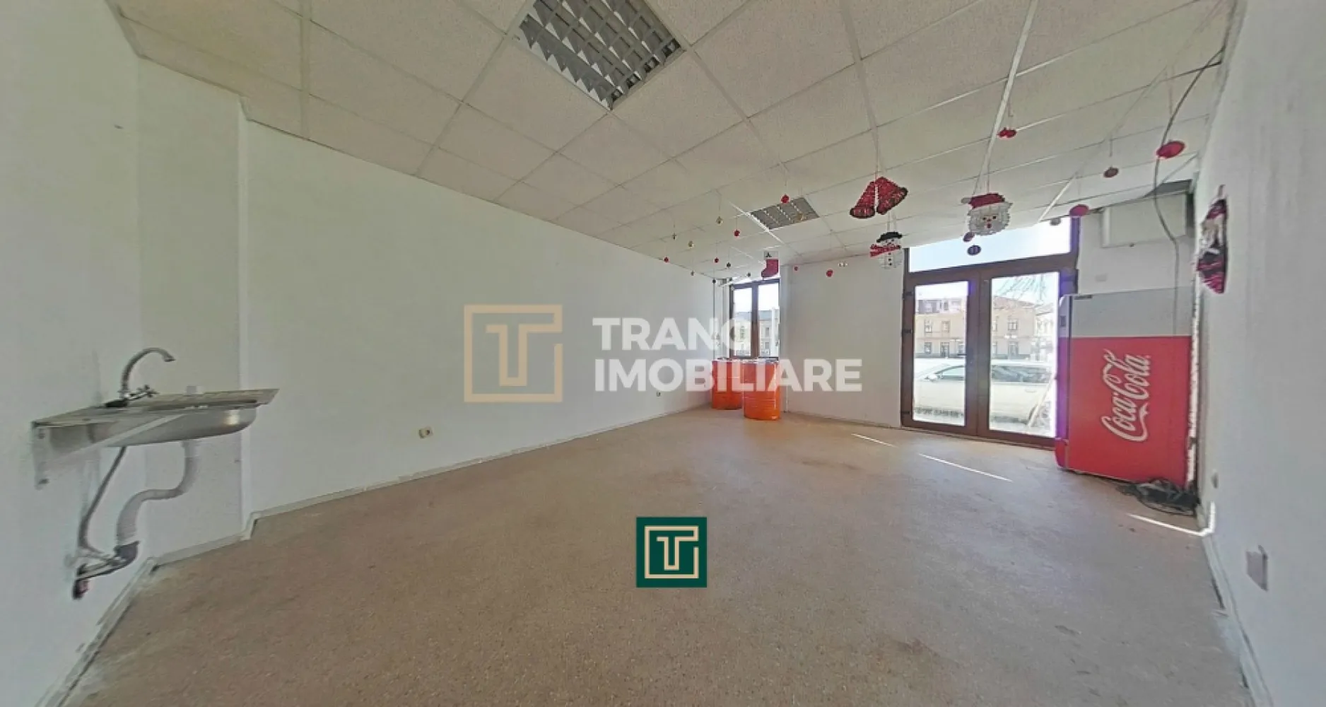 Spațiu comercial de închiriat – Vad excelent în Piața Catedralei, Arad - Vă propunem spre închiriere un spațiu comercial cu potențial ridicat, situat într-una dintre cele mai căutate și circulate zone din județul Arad – Piața Catedralei. Locația oferă vizibilitate foarte bună și un vad comercial ideal pentru diverse tipuri de activități: cafenea, salon, magazin, birou sau servicii.

Spațiul are o suprafață utilă de 48 mp și o suprafață construită de 60 mp, fiind amplasat la parterul unei clădiri cu 2 nivele, construită în anul 2000. Compartimentarea este practică și funcțională: o cameră principală generoasă, o baie și o cameră de depozitare, perfecte pentru organizarea eficientă a activității comerciale.

Un mare avantaj îl reprezintă posibilitatea amenajării unei terase în fața spațiului, ceea ce îl face ideal pentru domeniul HoReCa sau servicii cu acces direct din stradă. Confortul este asigurat printr-un sistem modern de recirculare a aerului și aer condiționat.

Zona este extraordinară, sigură și intens frecventată, oferind acces rapid la puncte de interes și un flux constant de potențiali clienți.

Contactați-ne pentru mai multe detalii și pentru a programa o vizionare!