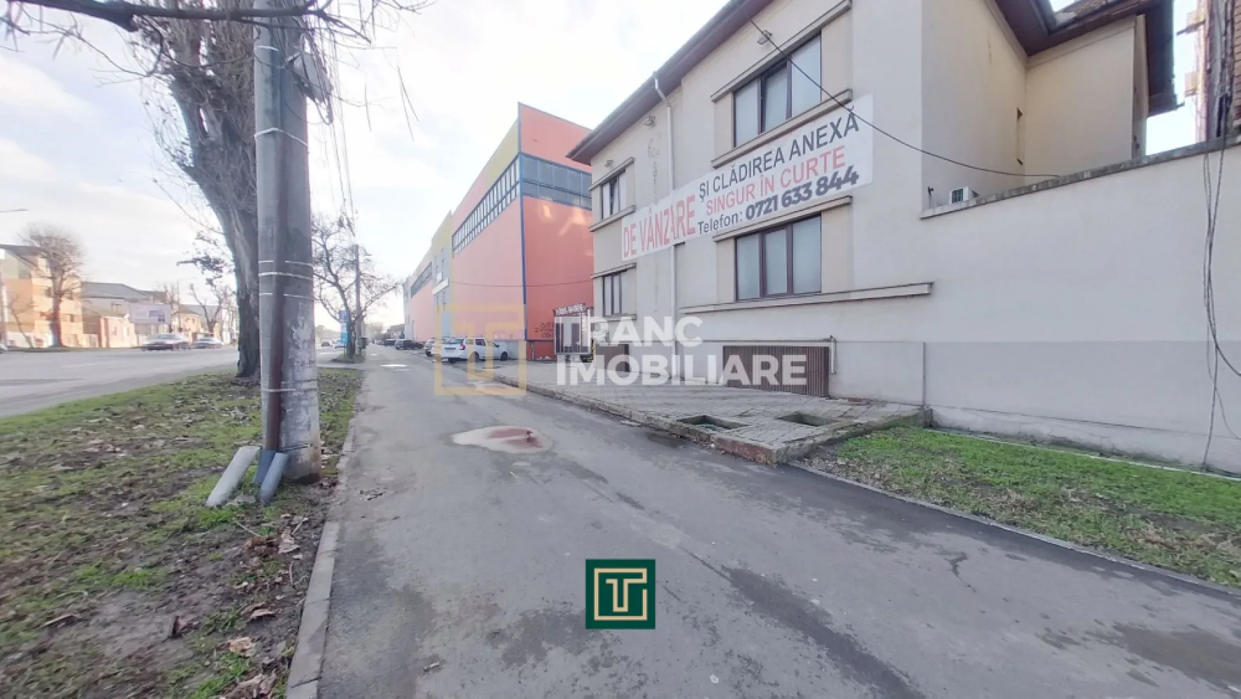 Clădire emblematică rara cu 13 camere pe Calea Victoriei | Ideal locuit/clinică - O investiție profitabilă nu se judecă doar după zonă și potențial, ci și după notorietatea clădirii. Iar proprietatea pe care ți-o prezentăm acum este exact genul acela de reper pe care îl recunoști imediat. Dacă locuiești în Arad, sunt șanse mari să fi trecut pe lângă ea de nenumărate ori, pentru că se află pe una dintre cele mai importante artere ale orașului, pe Calea Victoriei, lângă birourile celor de la Astra Vagoane, într-o zonă intens circulată, vizibilă, cu potențial real de venit.

Proprietatea este formată din două corpuri. Clădirea principală, din cărămidă, este dispusă pe demisol, parter, etaj și pod, plus un apartament separat în curte, cu 2 camere. Terenul total are 513 mp, amprenta clădirii principale este de 148 mp, iar amprenta apartamentului din curte este de 56 mp. Suprafața clădirii principale este de aproximativ 348 mp utili și 396 mp construiți, cu circa 78 mp utili la demisol și în jur de 135 mp pe fiecare nivel, la parter și etaj. Apartamentul din curte are 56 mp construiți și aproximativ 45 mp utili.

Clădirea a fost folosită în trecut ca spațiu pentru clinici medicale, iar la un moment dat demisolul a găzduit și un bar, ceea ce spune clar cât de flexibilă este din punct de vedere funcțional. În prezent, compartimentarea este extrem de eficientă pentru o clinică sau un business cu activitate intensă cu public. La parter te întâmpină o zonă de recepție cu sală de așteptare și acces către 4 camere și 2 băi. La etaj ai hol, o baie, 4 camere și un balcon cu vedere directă către Calea Victoriei. La demisol există hol de acces, 3 camere și o baie. Apartamentul din curte are hol, două camere și baie. În total, proprietatea oferă 13 camere, 5 băi, 4 holuri și un balcon.

Din punct de vedere tehnic, există utilități complete, apa, canalizare, gaz si curent electric. Ferestrele și ușile de la intrare sunt din PVC, pardoselile sunt realizate cu linoleum profesional conform cerințelor uzuale pentru spații medicale, iar fiecare nivel este dotat cu aer condiționat și calorifere. Încălzirea poate fi asigurată prin montarea unei centrale termice, iar siugranta este asigurata de o alarma functionala. Parterul și etajul necesită în principal cosmetizare și finalizări pentru exploatare imediată, cum ar fi montarea ușilor, corpurilor de iluminat, amenajarea băilor și montarea panoului electric. Demisolul necesită intervenții serioase, o parte dintre pereți fiind afectați de umezeală. Curtea este generoasă ca spațiu și este împrejmuită cu un gard solid din cărămidă. 

Aici este diferența pe care o înțelege un investitor cu capital: cumpărarea nu este despre metri pătrați, ci despre capacitatea unei clădiri de a produce bani și de a-și crește valoarea fără efort. Locația este la distanță mică de Spitalul Județean, liceu, clinici private, magazine, restaurante, stadionul UTA și mijloace de transport, iar vizibilitatea stradală este exact genul de avantaj care transformă orice chiriaș bun într-un chiriaș stabil. Pentru un sediu premium de firmă, o clinică, un centru de recuperare, un hub de servicii, birouri, un showroom sau chiar o combinație business plus locuire, proprietatea se potrivește perfect. În plus, existența apartamentului din curte îți oferă opțiunea de cazare pentru personal, locuire, birou separat sau o a doua sursă de venit.

Dacă cauți o investiție garantata de zona, notorietate, facilitati, calitatea constructiei, istoric, cu potențial de închiriere și cu șanse reale de apreciere pe termen lung, genul de proprietate pe care o poți păstra și transmite mai departe, viitorilor mostenitori, atunci aceasta este o oportunitate care merită văzută. Proprietăți cu nume, pe artere mari, în zone care nu se devalorizează, apar rar la vânzare, iar când apar, se tranzacționează repede.

Pentru detalii complete, planuri, programare vizionare și discuție directă despre scenarii de exploatare și randament, sună-mă și îți prezint proprietatea exact așa cum este, cu toate punctele forte și toate lucrările necesare, ca să poți lua o decizie de investitor, nu de cumpărător obișnuit.

PREȚUL ESTE FIX, NU ESTE NEGOCIABIL.