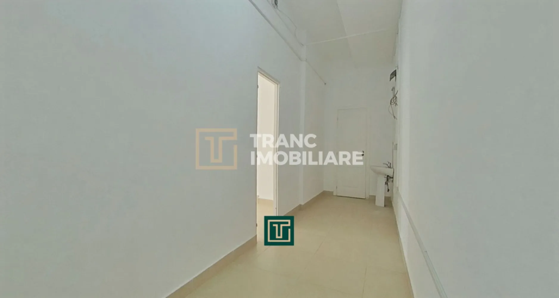 Spațiu comercial cu vad excelent, situat în complexul ARED, Functionarilor – ide - Îți propunem spre închiriere un spațiu comercial situat într-una dintre cele mai bune zone ale orașului Arad, în cartierul Funcționarilor, în cadrul complexului ARED – o zonă recunoscută pentru vizibilitate, trafic intens și acces facil către toate punctele de interes ale orașului.

Spațiul este amplasat la parterul unui bloc construit în anul 2014 și beneficiază de un vad comercial excelent, cu o deschidere generoasă de aproximativ 9 metri la stradă, ceea ce îl face ideal pentru activități care necesită vizibilitate și acces ușor pentru clienți. Suprafața utilă este de 70 mp, iar cea construită de 84 mp, oferind suficient spațiu pentru desfășurarea unei game variate de activități comerciale sau de birou.

Compartimentarea este practică și bine gândită: o cameră principală spațioasă, perfectă pentru activitatea principală, o a doua cameră potrivită pentru birou, un hol ce poate fi folosit și ca spațiu de depozitare, precum și o baie. Spațiul este liber și pregătit pentru amenajare, oferind viitorului chiriaș libertatea de a-l personaliza în funcție de propriul domeniu de activitate.

Imobilul este îngrijit, luminos și primitor, dispune de curent monofazic, iar lipsa branșamentului la gaz îl face ideal pentru activități de tip birou, agenție, cabinet, florărie, contabilitate sau agenție de turism. Zona este una extrem de bine cotată, cu acces rapid la hypermarketuri, magazine, benzinării și alte puncte de interes, fiind intens circulată atât pietonal, cât și auto.

Datorită poziționării excelente, a vizibilității foarte bune și a compartimentării eficiente, acest spațiu reprezintă o oportunitate excelentă pentru dezvoltarea unei afaceri într-un mediu modern și dinamic.

Pentru mai multe detalii sau pentru a programa o vizionare, te invităm să ne contactezi cu încredere.