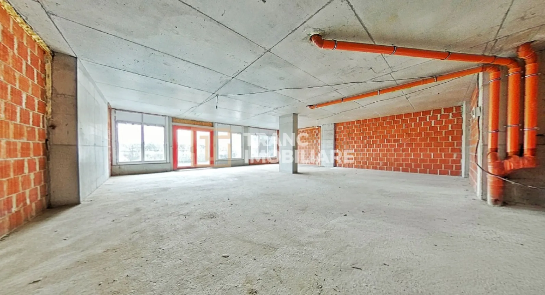 Spațiu comercial generos, ideal pentru investiție, în complex Ared – Micălaca - Comision 0% pentru cumparator!

Vă propunem spre vânzare un spațiu comercial cu adevărat promițător, situat la parterul unui complex rezidențial nou din cartierul Micălaca, zona Ared – una dintre cele mai dinamice și căutate zone din Arad. Amplasarea este excelentă, într-un areal cu trafic pietonal și auto constant, aproape de malul Mureșului, mijloace de transport, hypermarketuri, farmacii și alte puncte de interes.

Spațiul are o suprafață utilă de 96 mp și o suprafață construită de 115 mp, fiind compus dintr-o încăpere open-space, ușor de adaptat oricărui tip de activitate. Se vinde în stadiul „la roșu”, ceea ce oferă libertate totală de amenajare și compartimentare, în funcție de specificul afacerii pe care doriți să o dezvoltați.

Vitrina generoasă, cu acces direct din stradă, asigură o vizibilitate excelentă și un impact comercial puternic. Înălțimea spațiului este un alt avantaj important, permițând amenajări moderne și eficiente. Racordurile pentru utilități sunt disponibile, iar parcarea se află în proximitate, un plus pentru clienți și angajați.

Spațiul este potrivit pentru retail, showroom, cafenea, farmacie, birouri sau alte activități comerciale. Blocul este nou, modern și luminos, contribuind la o imagine profesională a afacerii dumneavoastră.

Prețul nu include TVA 21%. Pentru mai multe informații sau pentru a programa o vizionare, vă invităm să ne contactați.