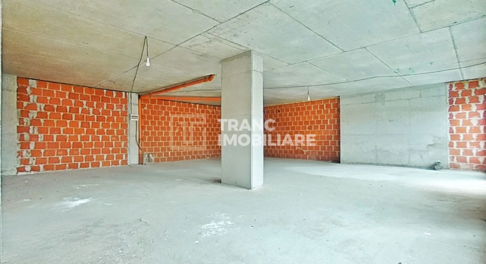Spațiu comercial generos, ideal pentru investiție, în complex Ared – Micălaca - Comision 0% pentru cumparator!

Vă propunem spre vânzare un spațiu comercial cu adevărat promițător, situat la parterul unui complex rezidențial nou din cartierul Micălaca, zona Ared – una dintre cele mai dinamice și căutate zone din Arad. Amplasarea este excelentă, într-un areal cu trafic pietonal și auto constant, aproape de malul Mureșului, mijloace de transport, hypermarketuri, farmacii și alte puncte de interes.

Spațiul are o suprafață utilă de 96 mp și o suprafață construită de 115 mp, fiind compus dintr-o încăpere open-space, ușor de adaptat oricărui tip de activitate. Se vinde în stadiul „la roșu”, ceea ce oferă libertate totală de amenajare și compartimentare, în funcție de specificul afacerii pe care doriți să o dezvoltați.

Vitrina generoasă, cu acces direct din stradă, asigură o vizibilitate excelentă și un impact comercial puternic. Înălțimea spațiului este un alt avantaj important, permițând amenajări moderne și eficiente. Racordurile pentru utilități sunt disponibile, iar parcarea se află în proximitate, un plus pentru clienți și angajați.

Spațiul este potrivit pentru retail, showroom, cafenea, farmacie, birouri sau alte activități comerciale. Blocul este nou, modern și luminos, contribuind la o imagine profesională a afacerii dumneavoastră.

Prețul nu include TVA 21%. Pentru mai multe informații sau pentru a programa o vizionare, vă invităm să ne contactați.