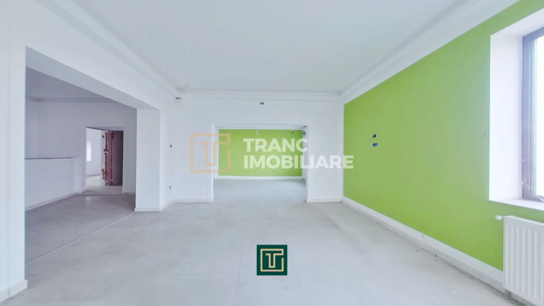Clădire emblematică rara cu 13 camere pe Calea Victoriei | Ideal locuit/clinică - O investiție profitabilă nu se judecă doar după zonă și potențial, ci și după notorietatea clădirii. Iar proprietatea pe care ți-o prezentăm acum este exact genul acela de reper pe care îl recunoști imediat. Dacă locuiești în Arad, sunt șanse mari să fi trecut pe lângă ea de nenumărate ori, pentru că se află pe una dintre cele mai importante artere ale orașului, pe Calea Victoriei, lângă birourile celor de la Astra Vagoane, într-o zonă intens circulată, vizibilă, cu potențial real de venit.

Proprietatea este formată din două corpuri. Clădirea principală, din cărămidă, este dispusă pe demisol, parter, etaj și pod, plus un apartament separat în curte, cu 2 camere. Terenul total are 513 mp, amprenta clădirii principale este de 148 mp, iar amprenta apartamentului din curte este de 56 mp. Suprafața clădirii principale este de aproximativ 348 mp utili și 396 mp construiți, cu circa 78 mp utili la demisol și în jur de 135 mp pe fiecare nivel, la parter și etaj. Apartamentul din curte are 56 mp construiți și aproximativ 45 mp utili.

Clădirea a fost folosită în trecut ca spațiu pentru clinici medicale, iar la un moment dat demisolul a găzduit și un bar, ceea ce spune clar cât de flexibilă este din punct de vedere funcțional. În prezent, compartimentarea este extrem de eficientă pentru o clinică sau un business cu activitate intensă cu public. La parter te întâmpină o zonă de recepție cu sală de așteptare și acces către 4 camere și 2 băi. La etaj ai hol, o baie, 4 camere și un balcon cu vedere directă către Calea Victoriei. La demisol există hol de acces, 3 camere și o baie. Apartamentul din curte are hol, două camere și baie. În total, proprietatea oferă 13 camere, 5 băi, 4 holuri și un balcon.

Din punct de vedere tehnic, există utilități complete, apa, canalizare, gaz si curent electric. Ferestrele și ușile de la intrare sunt din PVC, pardoselile sunt realizate cu linoleum profesional conform cerințelor uzuale pentru spații medicale, iar fiecare nivel este dotat cu aer condiționat și calorifere. Încălzirea poate fi asigurată prin montarea unei centrale termice, iar siugranta este asigurata de o alarma functionala. Parterul și etajul necesită în principal cosmetizare și finalizări pentru exploatare imediată, cum ar fi montarea ușilor, corpurilor de iluminat, amenajarea băilor și montarea panoului electric. Demisolul necesită intervenții serioase, o parte dintre pereți fiind afectați de umezeală. Curtea este generoasă ca spațiu și este împrejmuită cu un gard solid din cărămidă. 

Aici este diferența pe care o înțelege un investitor cu capital: cumpărarea nu este despre metri pătrați, ci despre capacitatea unei clădiri de a produce bani și de a-și crește valoarea fără efort. Locația este la distanță mică de Spitalul Județean, liceu, clinici private, magazine, restaurante, stadionul UTA și mijloace de transport, iar vizibilitatea stradală este exact genul de avantaj care transformă orice chiriaș bun într-un chiriaș stabil. Pentru un sediu premium de firmă, o clinică, un centru de recuperare, un hub de servicii, birouri, un showroom sau chiar o combinație business plus locuire, proprietatea se potrivește perfect. În plus, existența apartamentului din curte îți oferă opțiunea de cazare pentru personal, locuire, birou separat sau o a doua sursă de venit.

Dacă cauți o investiție garantata de zona, notorietate, facilitati, calitatea constructiei, istoric, cu potențial de închiriere și cu șanse reale de apreciere pe termen lung, genul de proprietate pe care o poți păstra și transmite mai departe, viitorilor mostenitori, atunci aceasta este o oportunitate care merită văzută. Proprietăți cu nume, pe artere mari, în zone care nu se devalorizează, apar rar la vânzare, iar când apar, se tranzacționează repede.

Pentru detalii complete, planuri, programare vizionare și discuție directă despre scenarii de exploatare și randament, sună-mă și îți prezint proprietatea exact așa cum este, cu toate punctele forte și toate lucrările necesare, ca să poți lua o decizie de investitor, nu de cumpărător obișnuit.

PREȚUL ESTE FIX, NU ESTE NEGOCIABIL.