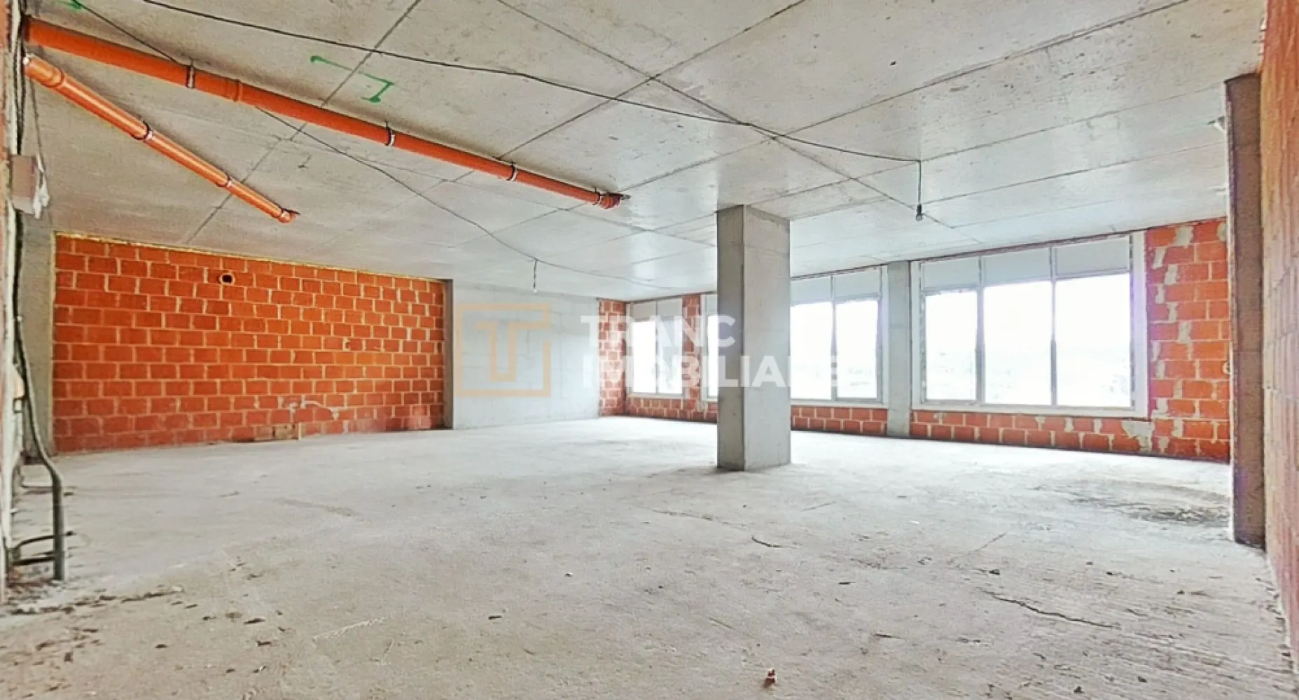 Spațiu comercial generos, ideal pentru investiție, în complex Ared – Micălaca - Comision 0% pentru cumparator!

Vă propunem spre vânzare un spațiu comercial cu adevărat promițător, situat la parterul unui complex rezidențial nou din cartierul Micălaca, zona Ared – una dintre cele mai dinamice și căutate zone din Arad. Amplasarea este excelentă, într-un areal cu trafic pietonal și auto constant, aproape de malul Mureșului, mijloace de transport, hypermarketuri, farmacii și alte puncte de interes.

Spațiul are o suprafață utilă de 96 mp și o suprafață construită de 115 mp, fiind compus dintr-o încăpere open-space, ușor de adaptat oricărui tip de activitate. Se vinde în stadiul „la roșu”, ceea ce oferă libertate totală de amenajare și compartimentare, în funcție de specificul afacerii pe care doriți să o dezvoltați.

Vitrina generoasă, cu acces direct din stradă, asigură o vizibilitate excelentă și un impact comercial puternic. Înălțimea spațiului este un alt avantaj important, permițând amenajări moderne și eficiente. Racordurile pentru utilități sunt disponibile, iar parcarea se află în proximitate, un plus pentru clienți și angajați.

Spațiul este potrivit pentru retail, showroom, cafenea, farmacie, birouri sau alte activități comerciale. Blocul este nou, modern și luminos, contribuind la o imagine profesională a afacerii dumneavoastră.

Prețul nu include TVA 21%. Pentru mai multe informații sau pentru a programa o vizionare, vă invităm să ne contactați.