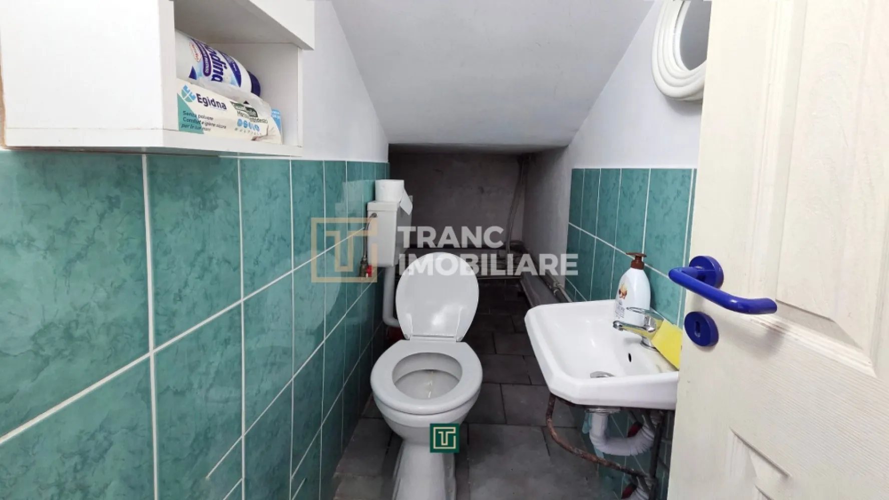 Spațiu comercial în Calea Lipovei – Zonă excelentă, aproape de Iulius Town - Vă propunem spre închiriere un spațiu cu 1 cameră, în suprafață utilă de 26 mp (30 mp construiți), situat la demisolul unui imobil construit în 2007, cu regim de înălțime P+1E. Spațiul este potrivit pentru activități care nu necesită punct de lucru cu trafic intens, birou administrativ, arhivă, atelier ușor sau depozitare.

Proprietatea dispune de curent trifazic, apă și canalizare din rețeaua publică, precum și izolație termică exterioară. Baia este comună, utilizată împreună cu alți chiriași din clădire. Menționăm că spațiul nu este înscris în CF ca spațiu comercial, aspect ce limitează desfășurarea unor activități comerciale cu public.

Un avantaj major îl reprezintă poziționarea excelentă, la doar 150 m de artera principală care face legătura între Timișoara și Dumbrăvița, în imediata apropiere de Iulius Town Timișoara. În vecinătate regăsim benzinărie, cafenele, farmacie, hypermarket, stație de autobuz și stație de tramvai, oferind acces facil și vizibilitate bună.

Dacă sunteți în căutarea unui spațiu accesibil, bine poziționat și potrivit pentru activități administrative sau depozitare, această proprietate poate fi soluția potrivită.