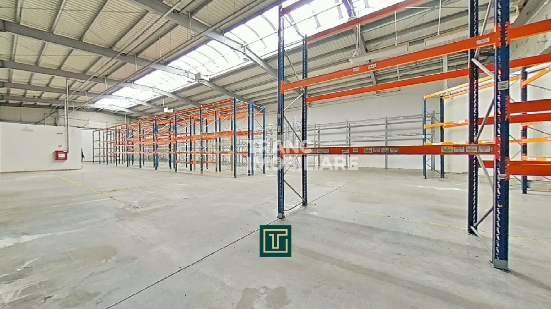Hală industrială 824 mp de vânzare în Zona Industrială Sud Arad – acces rapid A1 - Comision 0% de la cumparator!

Vă propunem spre vânzare hală industrială modernă, situată în Zona Industrială Sud, cu acces rapid către Autostrada A1 – locație strategică pentru activități logistice, producție sau depozitare.

Construită în anul 2012, proprietatea are o suprafață construită de 856 mp și o suprafață utilă totală de 824 mp, din care aproximativ 730 mp reprezintă spațiu de depozitare. Zona administrativă (birouri, grupuri sanitare și vestiare) însumează 94 mp, fiind optim compartimentată pentru desfășurarea activităților operaționale.

Hala beneficiază de o înălțime utilă de 6,5 m (7,5 m la coamă), pardoseală din beton elicopterizat și sistem de încălzire cu aeroterme pe gaz. Dispune de 1 rampă de încărcare/descărcare acoperită la 1,2 m, 1 acces drive-in pentru TIR, 4 hidranți interiori și autorizație de securitate la incendiu.

Puterea instalată este de 39 kW, cu post trafo existent de 500 kW. Utilități complete: curent trifazic, apă, canalizare, gaz, subcontorizare individuală. Proprietatea este dotată cu sistem de alarmă, senzori de fum, supraveghere video și beneficiază de pază umană 7/7 (19:00–07:00).

În plus, sunt disponibile 5 locuri de parcare în fața halei și 27 locuri pe platforma pentru TIR-uri. O oportunitate excelentă pentru investiție sau dezvoltarea unei afaceri într-un pol industrial în plină expansiune.

Preț: 428000 euro + TVA 21%.

Pentru mai multe detalii sau pentru a programa o vizionare, te invit să mă contactezi.