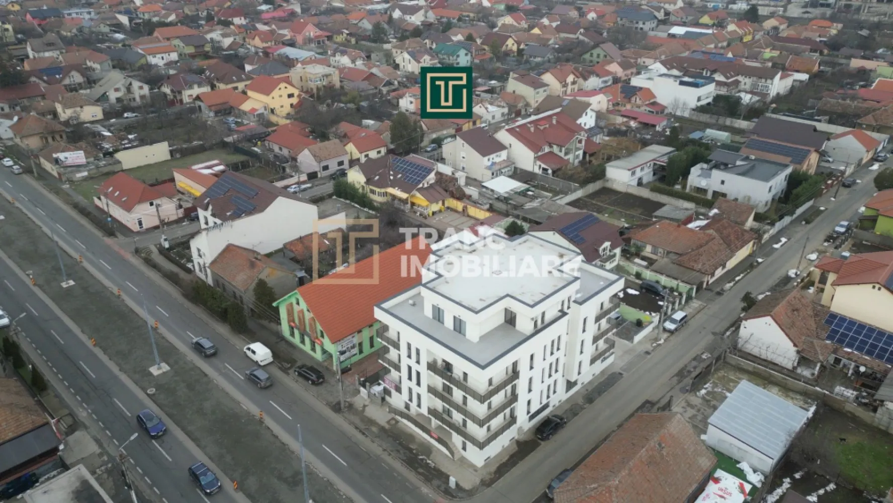 Apartament modern cu 3 camere in bloc nou in Micalaca zona Miorita - In continuare ne face o deosebită plăcere să îți prezentăm un apartament cu 3 camere într-un bloc nou și modern, cu lift, construit în 2023, poziționat pe Calea Radnei, în Micalaca, zona Miorița, vis-a-vis de Rompetrol, într-o zonă unde blocurile noi apar rar, iar proprietățile moderne, bine gândite, se vând repede. Apartamentul are 57 mp utili și un balcon generos de 14 mp, iar compartimentarea este exact genul acela care îți face viața mai ușoară zi de zi, fără spații irosite și fără compromisuri. În plus, blocul este dotat cu lift, un detaliu care contează enorm în confortul zilnic, indiferent de vârstă sau stilul tău de viață.

În interior te întâmpină o sufragerie luminoasă în open space cu bucătăria, un spațiu aerisit, modern, susținut de geamuri vitrate mari care lasă lumina naturală să intre exact cât trebuie. Holul de intrare și zona open-space sunt puse în valoare de un tavan decorat cu scafe și proiecții LED, pe care le poți seta în culorile pe care le dorești, astfel încât atmosfera să fie mereu adaptată stării tale: cald și relaxant seara, elegant când ai musafiri, discret când vrei liniște.

Confortul este completat de încălzirea prin pardoseală, asigurată de o centrală termică pe gaz, astfel încât ai o temperatură plăcută, uniformă, și control total asupra consumului și ambientului, exact cum își dorește cineva care vrea un apartament modern, făcut pentru viața reală.

Zona de noapte este clară și practică, ai un dormitor matrimonial pentru intimitate și odihnă și un dormitor pentru copil, perfect și ca dormitor, și ca spațiu de studiu sau birou, în funcție de nevoile tale. Parchetul este nou, premium, triplustratificat, iar asta se simte imediat, nu doar ca aspect, ci și ca senzație de confort.

Unul dintre punctele forte reale ale apartamentului este balconul, Cu 14 mp, pe două părți, cu acces atât din sufragerie, cât și din dormitorul matrimonial. Este acel tip de detaliu care schimbă complet felul în care folosești casa, pentru că ai un spațiu exterior real, conectat natural cu zona de zi și cu intimitatea dormitorului. Balconul este modern, cu rame de metal și sticlă, într-un design minimalist, plăcut și elegant, genul acela care arată bine și peste ani.

Baia este luminoasă, are duș și este completată de o oglindă luminată, un detaliu mic, dar care ridică imediat senzația de „nou” și de spațiu îngrijit, bine finisat.
Dacă îți dorești un apartament nou, modern, cu lumină naturală, încălzire în pardoseală, finisaje care se simt premium, un balcon mare cu design minimalist și o compartimentare practică pentru viața de zi cu zi, atunci merită să-l vezi pe viu. Pentru detalii și programarea unei vizionări, scrie-mi sau sună-mă.