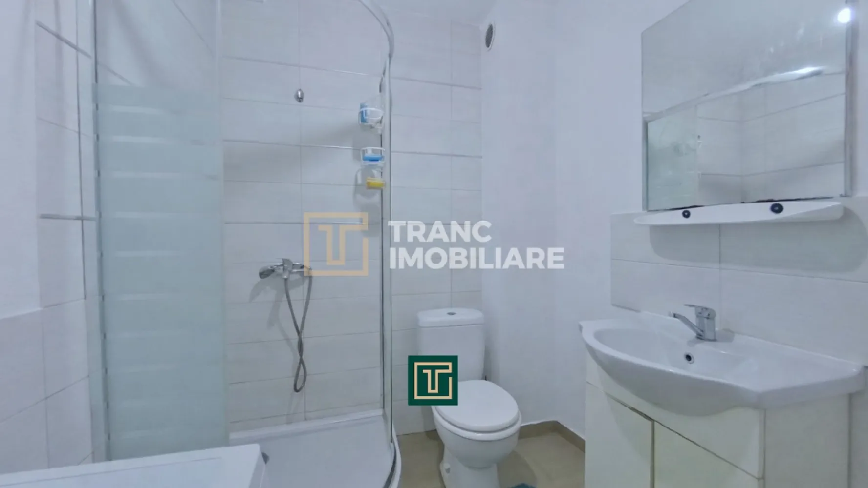 Apartament cu 1 cameră de vânzare – cartier Drăgășani, Arad - Vă prezentăm spre vânzare un apartament cochet cu 1 cameră, situat într-o zonă liniștită a orașului Arad, în cartierul Drăgășani. Zona este apreciată pentru atmosfera sa calmă, fiind formată atât din case, cât și din blocuri, oferind un echilibru plăcut între confort și accesibilitate.

Apartamentul are o suprafață utilă de 29 mp și o suprafață desfășurată de 43 mp, fiind compartimentat semidecomandat. Locuința este compusă din bucătărie open space cu zona de living, un dormitor și o baie, spațiul fiind organizat eficient pentru confortul zilnic.

Imobilul a fost construit în 2009, iar apartamentul se află la etajul 3 din 3, într-un bloc curat și liniștit. Clădirea beneficiază de izolație exterioară, iar acoperișul este nou, realizat din țiglă și aflat în garanție. Pentru un confort termic sporit, tavanul apartamentului este izolat cu vată bazaltică, contribuind la menținerea unei temperaturi plăcute pe tot parcursul anului.

Locuința se vinde mobilată și utilată, fiind pregătită pentru mutare imediată. De asemenea, dispune de centrală termică proprie, instalată în urmă cu aproximativ 3 ani, ceea ce ajută la menținerea unor costuri reduse de întreținere.

Poziționarea este foarte bună, la aproximativ 10 minute cu mașina de Teatrul Clasic Ioan Slavici și de Catedrala Sfânta Treime din Arad, iar accesul către mijloacele de transport, magazine, parc, biserică și stație de tramvai este rapid.

Pentru mai multe detalii sau programarea unei vizionări, vă stăm cu drag la dispoziție.