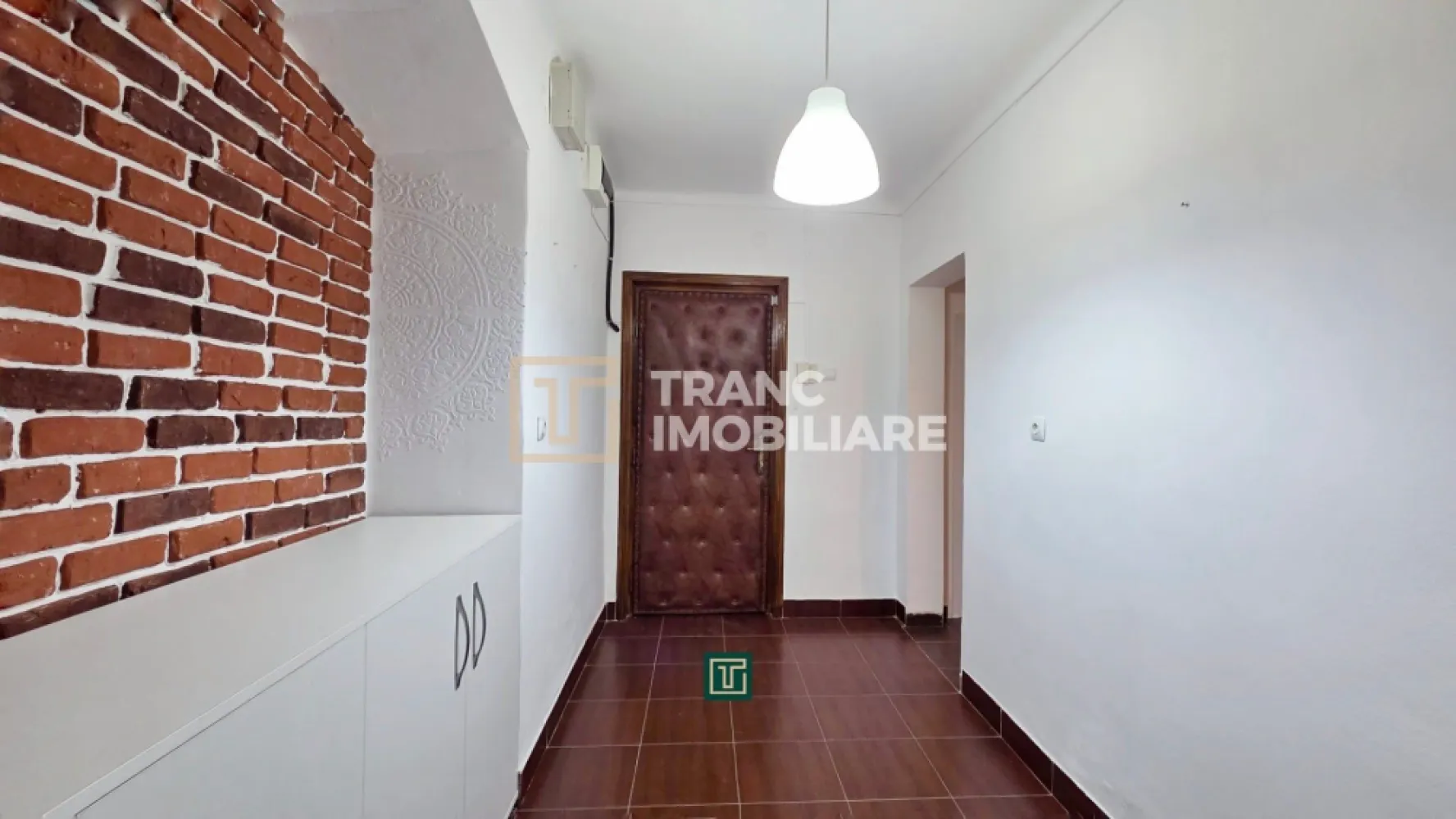 Apartament 1 cameră de închiriat ultracentral – ideal pentru birou,Timisoara - Vă propunem spre închiriere un apartament cu 1 cameră, situat în zona centrală a orașului Timișoara, ideal pentru desfășurarea unor activități de birou.

Locuința are o suprafață utilă de 45 mp (53 mp construiți) și este compartimentată decomandat: cameră spațioasă, bucătărie separată și baie. Apartamentul este situat la demisolul unei clădiri cu 4 nivele, construită în 1977, și a fost complet renovat în anul 2025, oferind un ambient curat și primitor.

Printre dotări se regăsesc centrala termică pe curent, calorifere din aluminiu și curent trifazic, fiind astfel potrivit inclusiv pentru activități profesionale sau birouri. Spațiul este bine întreținut și pregătit pentru mutare imediată.

Poziționarea este unul dintre cele mai mari avantaje: la doar câțiva pași de puncte de interes precum Catedrala Mitropolitană din Timișoara, instituții de învățământ, farmacii, restaurante, magazine și mijloace de transport în comun. Accesul rapid către toate facilitățile urbane face din acest apartament o alegere excelentă.

Ideal pentru o persoană sau pentru activități de birou, acest spațiu oferă o combinație perfectă între locație premium și funcționalitate.