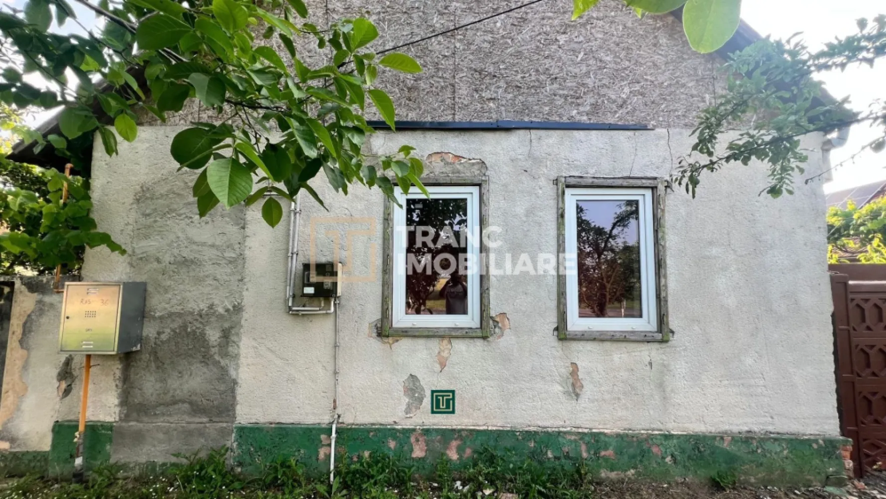 Teren intravilan generos de vânzare în Recaș - Vă propunem spre vânzare un teren intravilan situat în Recaș, o zonă apreciată pentru liniște și accesibilitate. Proprietatea are o suprafață totală de 1.438 mp și un front stradal de 19,5 ml, fiind ideală atât pentru construcția unei locuințe, cât și pentru investiții pe termen lung.

Pe teren se află o casă bătrânească, construită în anul 1929 din văiugă, cu o suprafață construită de 114 mp și aproximativ 89 mp utili. Imobilul este într-o stare veche, nefiind locuibil, iar valoarea principală a proprietății este dată de terenul generos și potențialul acestuia de dezvoltare.

Un alt avantaj important îl reprezintă vegetația existentă, terenul fiind plantat cu pomi fructiferi maturi, precum pruni, caiși, smochin, coacăze, păr și măr, oferind un cadru natural plăcut și un plus de intimitate.

Datorită poziționării și dimensiunii, terenul este potrivit pentru construirea unei case, a unei locuințe de vacanță sau chiar pentru o investiție într-o zonă în continuă dezvoltare. Locația este excelentă, oferind un echilibru ideal între liniștea zonei și accesul facil către punctele de interes.

Pentru mai multe informații sau pentru a programa o vizionare, vă stăm cu drag la dispoziție.