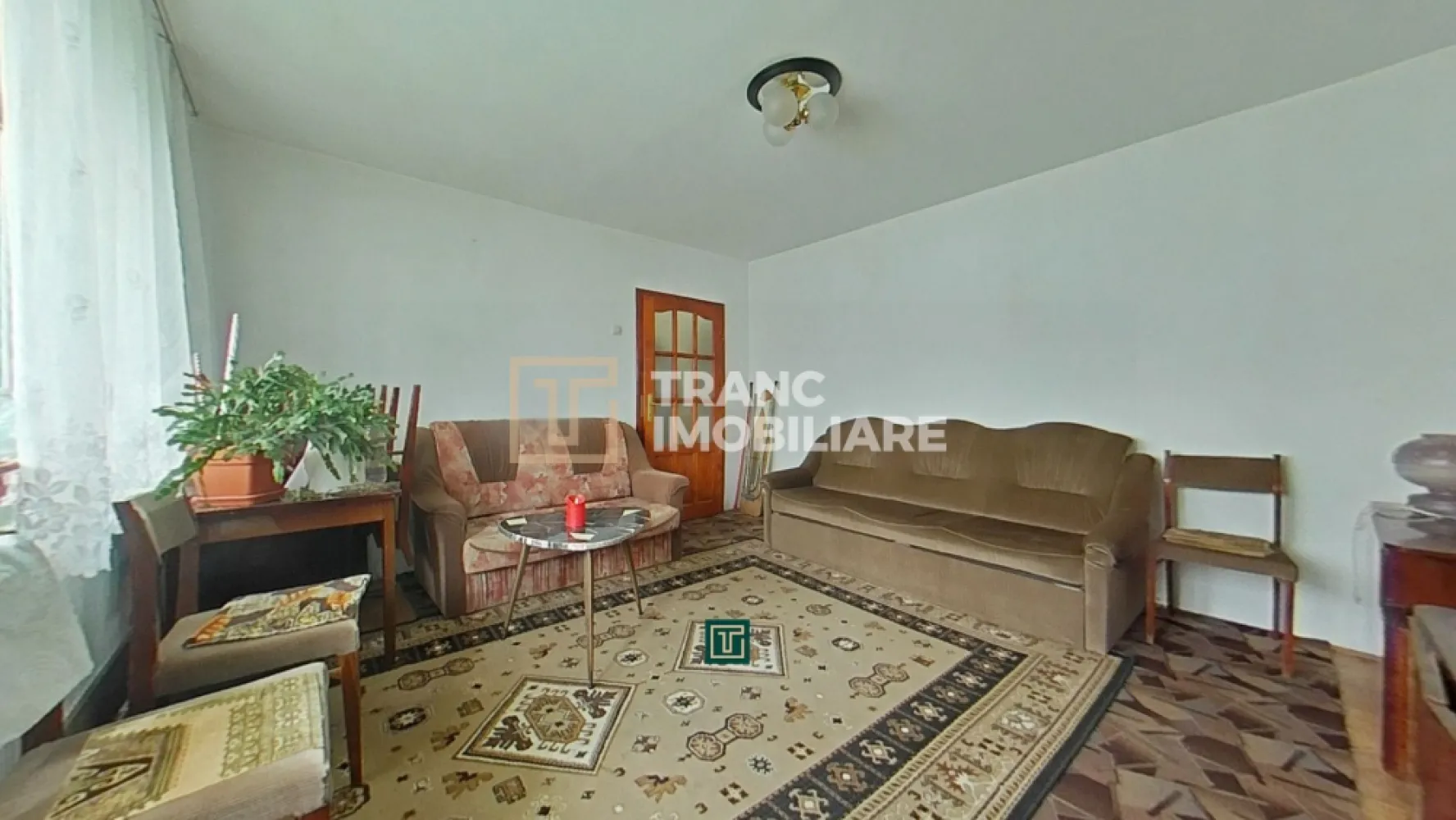 Apartament spațios cu 3 camere de vânzare în Arad – zona Micălaca, Miorița - Vă propunem spre vânzare un apartament cu 3 camere, situat într-una dintre cele mai apreciate zone din Arad, în cartierul Micălaca – zona Miorița, recunoscută pentru liniște și acces facil către toate punctele de interes.

Locuința are o suprafață utilă de 77 mp și o suprafață construită de 94 mp, fiind compartimentată decomandat, oferind un confort ridicat și o organizare eficientă a spațiului. Apartamentul este compus din două dormitoare, un living generos, bucătărie separată, două băi și un balcon, fiind ideal pentru o familie sau pentru investiție.

Un mare avantaj al proprietății este poziționarea la parter, într-un bloc cu regim de înălțime P+4, precum și faptul că beneficiază de vedere pe trei părți, ceea ce asigură lumină naturală pe tot parcursul zilei. În plus, apartamentul dispune de scurgere separată față de restul blocului, un detaliu important pentru confort și siguranță.

Imobilul este dotat cu centrală termică proprie pe gaz și oferă spațiu generos, însă necesită unele cosmetizări, ceea ce oferă viitorului proprietar posibilitatea de a-l amenaja după propriul gust.

Zona este excelentă, având în apropiere benzinării, biserici, farmacii, hypermarketuri, magazine, sală de fitness, spălătorii și stații de tramvai, toate la câteva minute distanță.

O oportunitate foarte bună pentru locuit sau investiție, într-o zonă căutată din oraș!