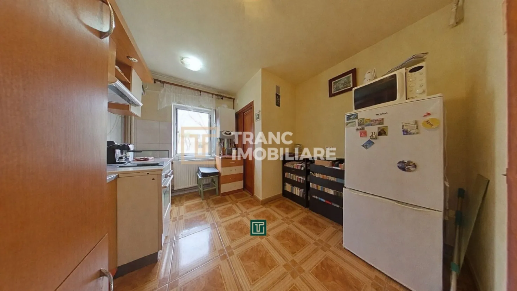 Apartament spațios cu 3 camere de vânzare în Arad – zona Micălaca, Miorița - Vă propunem spre vânzare un apartament cu 3 camere, situat într-una dintre cele mai apreciate zone din Arad, în cartierul Micălaca – zona Miorița, recunoscută pentru liniște și acces facil către toate punctele de interes.

Locuința are o suprafață utilă de 77 mp și o suprafață construită de 94 mp, fiind compartimentată decomandat, oferind un confort ridicat și o organizare eficientă a spațiului. Apartamentul este compus din două dormitoare, un living generos, bucătărie separată, două băi și un balcon, fiind ideal pentru o familie sau pentru investiție.

Un mare avantaj al proprietății este poziționarea la parter, într-un bloc cu regim de înălțime P+4, precum și faptul că beneficiază de vedere pe trei părți, ceea ce asigură lumină naturală pe tot parcursul zilei. În plus, apartamentul dispune de scurgere separată față de restul blocului, un detaliu important pentru confort și siguranță.

Imobilul este dotat cu centrală termică proprie pe gaz și oferă spațiu generos, însă necesită unele cosmetizări, ceea ce oferă viitorului proprietar posibilitatea de a-l amenaja după propriul gust.

Zona este excelentă, având în apropiere benzinării, biserici, farmacii, hypermarketuri, magazine, sală de fitness, spălătorii și stații de tramvai, toate la câteva minute distanță.

O oportunitate foarte bună pentru locuit sau investiție, într-o zonă căutată din oraș!