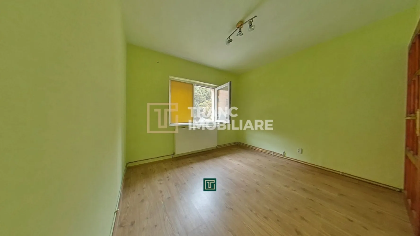 Apartament spațios cu 3 camere de vânzare în Arad – zona Micălaca, Miorița - Vă propunem spre vânzare un apartament cu 3 camere, situat într-una dintre cele mai apreciate zone din Arad, în cartierul Micălaca – zona Miorița, recunoscută pentru liniște și acces facil către toate punctele de interes.

Locuința are o suprafață utilă de 77 mp și o suprafață construită de 94 mp, fiind compartimentată decomandat, oferind un confort ridicat și o organizare eficientă a spațiului. Apartamentul este compus din două dormitoare, un living generos, bucătărie separată, două băi și un balcon, fiind ideal pentru o familie sau pentru investiție.

Un mare avantaj al proprietății este poziționarea la parter, într-un bloc cu regim de înălțime P+4, precum și faptul că beneficiază de vedere pe trei părți, ceea ce asigură lumină naturală pe tot parcursul zilei. În plus, apartamentul dispune de scurgere separată față de restul blocului, un detaliu important pentru confort și siguranță.

Imobilul este dotat cu centrală termică proprie pe gaz și oferă spațiu generos, însă necesită unele cosmetizări, ceea ce oferă viitorului proprietar posibilitatea de a-l amenaja după propriul gust.

Zona este excelentă, având în apropiere benzinării, biserici, farmacii, hypermarketuri, magazine, sală de fitness, spălătorii și stații de tramvai, toate la câteva minute distanță.

O oportunitate foarte bună pentru locuit sau investiție, într-o zonă căutată din oraș!