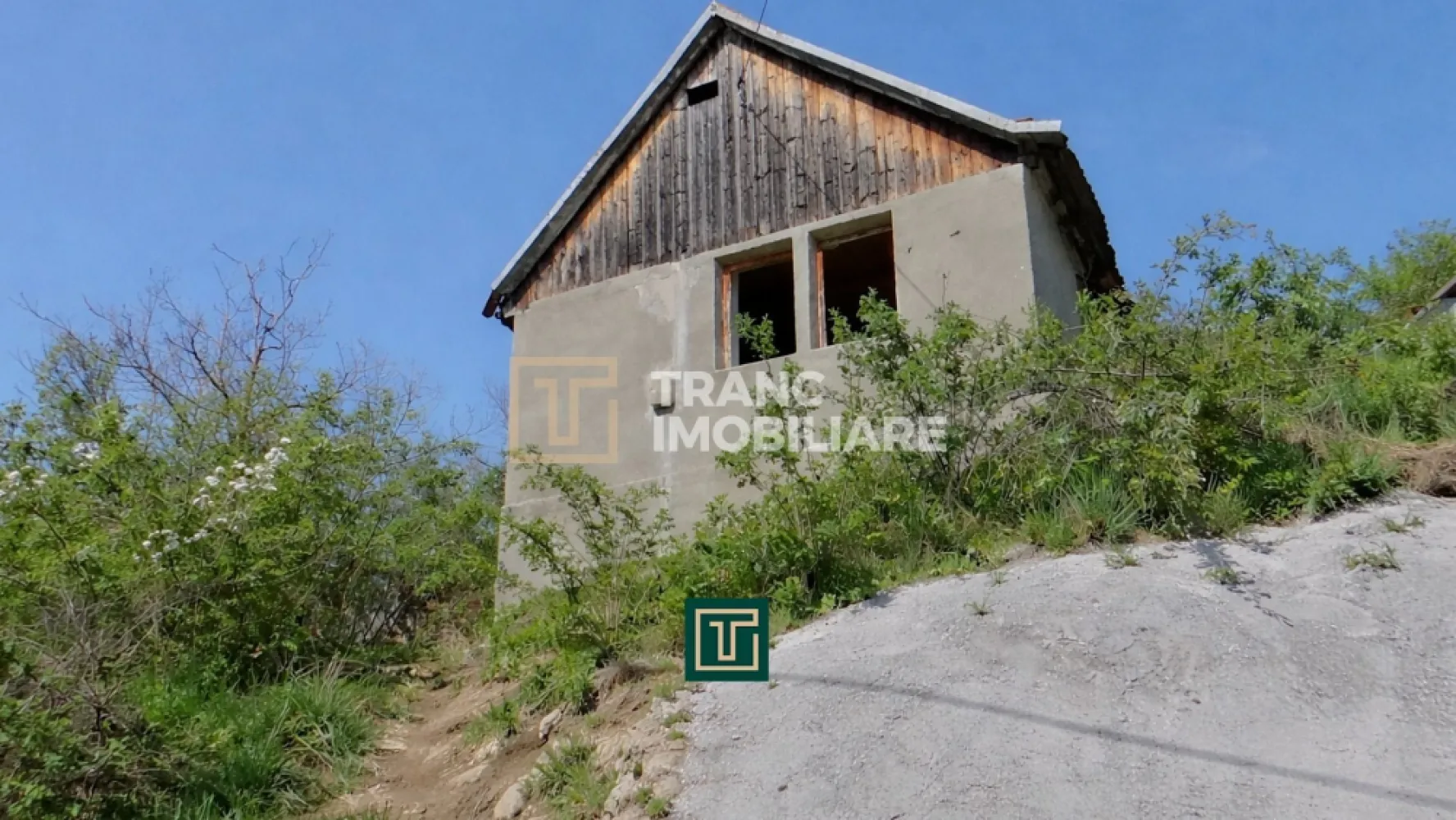 Casă de vânzare cu teren 874 mp – ideală pentru casă de vacanță, Covasant - Tranc Imobiliare vă propune spre vânzare o proprietate situată în localitatea Covăsânț, la aproximativ 29 km de Arad și la doar 6 km de Ghioroc, într-o zonă retrasă, perfectă pentru cei care își doresc liniște, natură și un refugiu departe de agitația orașului.

Proprietatea dispune de un teren generos de 874 mp, cu front stradal de 14 ml, fiind amplasată în partea veche a localității, într-un cadru liniștit, cu vecini liniștiți și iluminat stradal.

Casa, construită în anul 1980, are o suprafață utilă de aproximativ 40 mp și este compartimentată în 2 camere și o debara/cămară. În lateral există o terasă unde a fost amenajat un cuptor de pâine, element care adaugă un farmec autentic și rustic proprietății.

Terenul este plan în zona construcției, iar restul suprafeței este dispus în pantă, oferind un potențial excelent pentru amenajări peisagistice, grădină sau zone de relaxare cu priveliște.

Imobilul necesită renovare completă, fiind ideal pentru cei care își doresc să creeze un spațiu personalizat, după propriul gust. Terenul necesită curățare și defrișare, iar accesul se face pe drum de pământ, cu posibilitate de amenajare pentru acces auto facil.

Utilitățile existente includ curent electric, cu posibilitatea de alimentare cu apă prin hidrofor și instalarea unei fose septice.

O alegere excelentă pentru casă de vacanță sau refugiu de liniște, într-o zonă autentică și relaxantă.