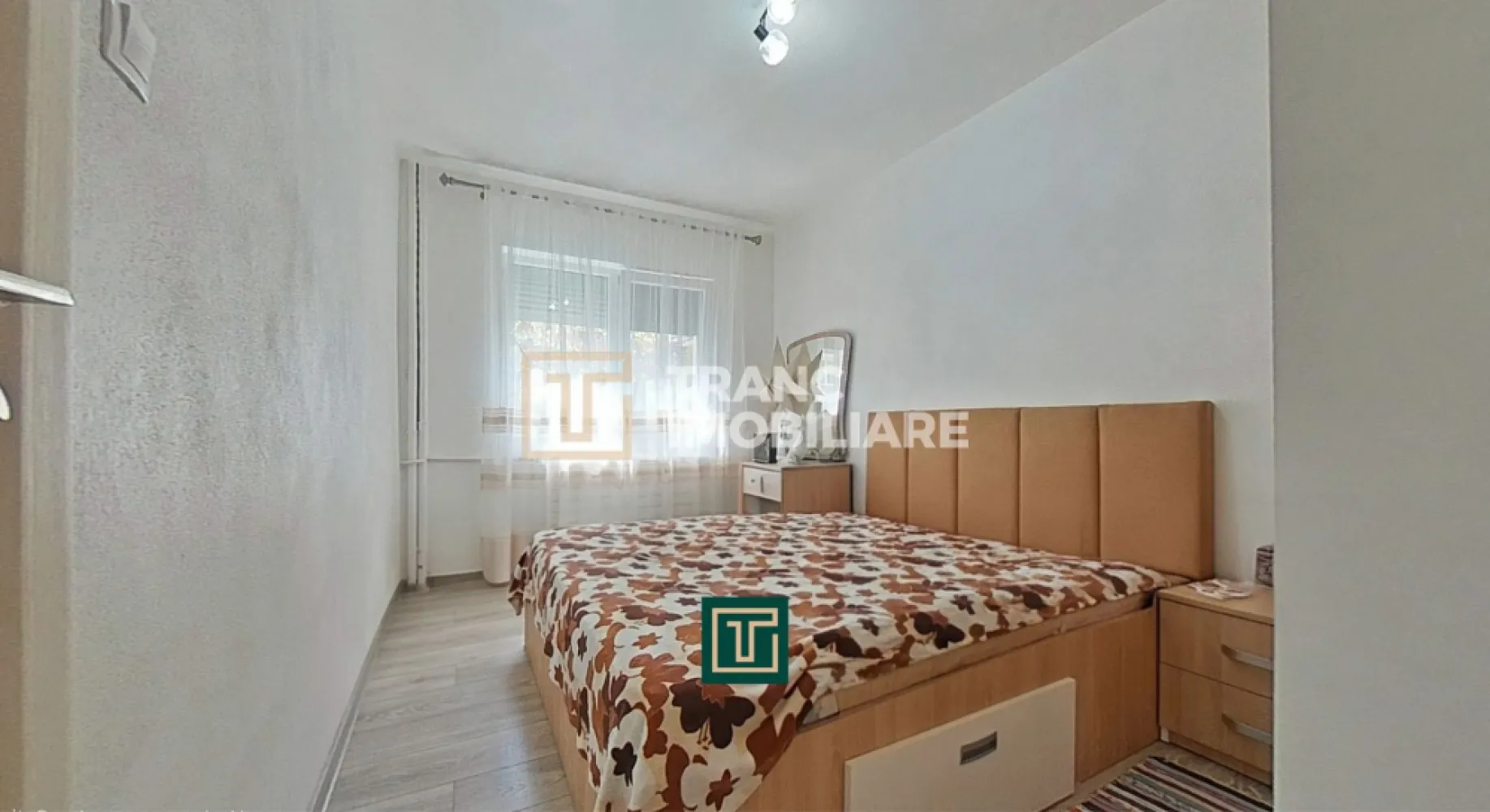 Apartament modern cu 3 camere complet renovat în Aurel Vlaicu – confort și stil, - Descoperă acest apartament primitor cu 3 camere, situat la parterul unui bloc reabilitat termic, din cartierul Aurel Vlaicu, una dintre cele mai căutate zone din Arad. Cu o suprafață utilă de 50 mp și o compartimentare decomandată, locuința oferă tot spațiul și confortul de care ai nevoie pentru o viață modernă.

Apartamentul este format din 2 dormitoare luminoase, un living spațios cu balcon open space, bucătărie, baie și hol. În 2023 a fost complet renovat, beneficiind de instalații electrice și termice noi (cu țevi din cupru), uși interioare din MDF, pardoseală izolată și izolație interioară pe pereții exteriori. Blocul este recent reabilitat și izolat termic la exterior, ceea ce contribuie la un confort termic ridicat și costuri reduse de întreținere. Încălzirea este asigurată prin sistemul centralizat (CET).

Locuința se vinde complet mobilată și utilată, fiind pregătită pentru mutare imediată. Dispune de aer condiționat, ușă metalică de siguranță și două straturi de izolație (interior 5 cm, exterior 10 cm), oferind eficiență energetică și un mediu confortabil în orice sezon.

Zona este ideală pentru o familie sau un cuplu activ – aproape de hypermarketuri, cafenele, farmacii, școli, stație de tramvai și biserică.

Un apartament renovat, modern, într-un bloc reabilitat, amplasat excelent – un loc care te așteaptă să-i spui „acasă”!
📞 Vrei să-l vezi? Programează o vizionare chiar astăzi!