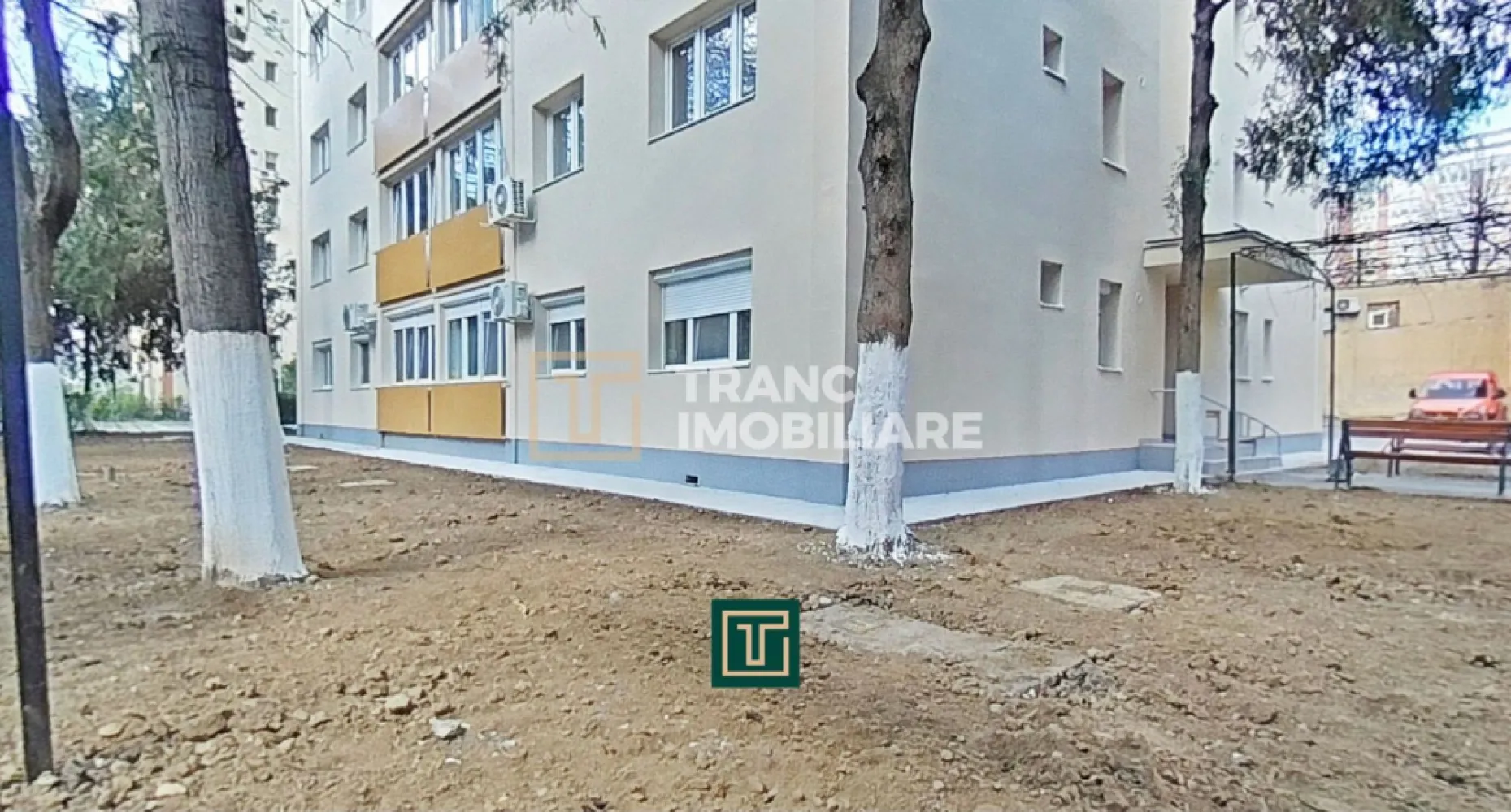 Apartament modern cu 3 camere complet renovat în Aurel Vlaicu – confort și stil, - Descoperă acest apartament primitor cu 3 camere, situat la parterul unui bloc reabilitat termic, din cartierul Aurel Vlaicu, una dintre cele mai căutate zone din Arad. Cu o suprafață utilă de 50 mp și o compartimentare decomandată, locuința oferă tot spațiul și confortul de care ai nevoie pentru o viață modernă.

Apartamentul este format din 2 dormitoare luminoase, un living spațios cu balcon open space, bucătărie, baie și hol. În 2023 a fost complet renovat, beneficiind de instalații electrice și termice noi (cu țevi din cupru), uși interioare din MDF, pardoseală izolată și izolație interioară pe pereții exteriori. Blocul este recent reabilitat și izolat termic la exterior, ceea ce contribuie la un confort termic ridicat și costuri reduse de întreținere. Încălzirea este asigurată prin sistemul centralizat (CET).

Locuința se vinde complet mobilată și utilată, fiind pregătită pentru mutare imediată. Dispune de aer condiționat, ușă metalică de siguranță și două straturi de izolație (interior 5 cm, exterior 10 cm), oferind eficiență energetică și un mediu confortabil în orice sezon.

Zona este ideală pentru o familie sau un cuplu activ – aproape de hypermarketuri, cafenele, farmacii, școli, stație de tramvai și biserică.

Un apartament renovat, modern, într-un bloc reabilitat, amplasat excelent – un loc care te așteaptă să-i spui „acasă”!
📞 Vrei să-l vezi? Programează o vizionare chiar astăzi!