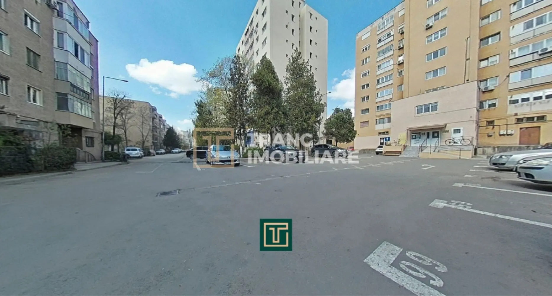 Apartament modern cu 3 camere complet renovat în Aurel Vlaicu – confort și stil, - Descoperă acest apartament primitor cu 3 camere, situat la parterul unui bloc reabilitat termic, din cartierul Aurel Vlaicu, una dintre cele mai căutate zone din Arad. Cu o suprafață utilă de 50 mp și o compartimentare decomandată, locuința oferă tot spațiul și confortul de care ai nevoie pentru o viață modernă.

Apartamentul este format din 2 dormitoare luminoase, un living spațios cu balcon open space, bucătărie, baie și hol. În 2023 a fost complet renovat, beneficiind de instalații electrice și termice noi (cu țevi din cupru), uși interioare din MDF, pardoseală izolată și izolație interioară pe pereții exteriori. Blocul este recent reabilitat și izolat termic la exterior, ceea ce contribuie la un confort termic ridicat și costuri reduse de întreținere. Încălzirea este asigurată prin sistemul centralizat (CET).

Locuința se vinde complet mobilată și utilată, fiind pregătită pentru mutare imediată. Dispune de aer condiționat, ușă metalică de siguranță și două straturi de izolație (interior 5 cm, exterior 10 cm), oferind eficiență energetică și un mediu confortabil în orice sezon.

Zona este ideală pentru o familie sau un cuplu activ – aproape de hypermarketuri, cafenele, farmacii, școli, stație de tramvai și biserică.

Un apartament renovat, modern, într-un bloc reabilitat, amplasat excelent – un loc care te așteaptă să-i spui „acasă”!
📞 Vrei să-l vezi? Programează o vizionare chiar astăzi!