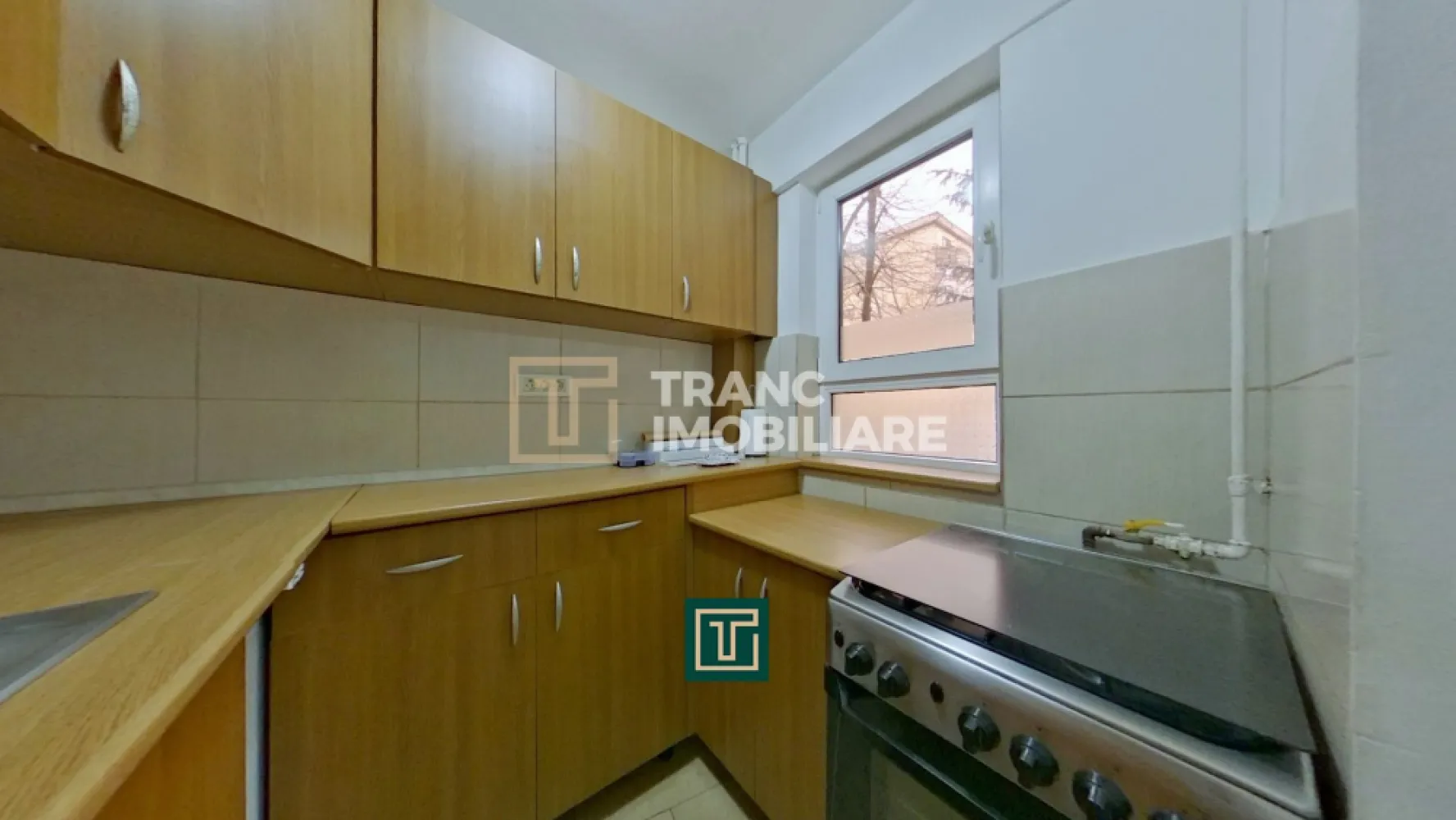 Apartament 2 camere de închiriat – Parter, zonă Intim, Arad - Tranc Imobiliare vă propune spre închiriere un apartament cu 2 camere, situat în cartierul Intim din Arad, o zonă apreciată pentru accesibilitate și proximitatea față de punctele de interes ale orașului.

Locuința are o suprafață utilă de 33 mp (40 mp construiți) și este amplasată la parterul unui imobil cu 4 etaje, fiind ideală pentru un cuplu sau o persoană care își dorește un spațiu practic, ușor de întreținut și bine poziționat. Compartimentarea este eficientă și include o sufragerie, un dormitor și o baie, oferind tot confortul necesar unui stil de viață urban.

Apartamentul se remarcă prin costurile reduse de întreținere și funcționalitatea sa, fiind o alegere excelentă pentru cei care caută un echilibru între preț și locație. În plus, zona oferă locuri de parcare disponibile și acces rapid către supermarketuri, Spitalul Județean, bănci, cafenele și farmacii.

Poziționarea este un avantaj major: în apropiere se regăsesc benzinării, autogară, magazine alimentare, parcuri și mijloace de transport în comun, toate contribuind la un stil de viață comod și conectat.

Garanție: echivalentul a 2 luni de chirie

Pentru detalii și programarea unei vizionări va stam cu drag la dispozitie.