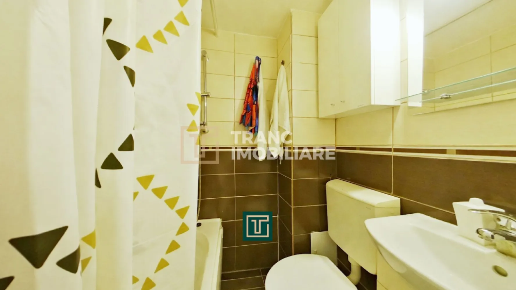 Apartament 2 camere de închiriat – Parter, zonă Intim, Arad - Tranc Imobiliare vă propune spre închiriere un apartament cu 2 camere, situat în cartierul Intim din Arad, o zonă apreciată pentru accesibilitate și proximitatea față de punctele de interes ale orașului.

Locuința are o suprafață utilă de 33 mp (40 mp construiți) și este amplasată la parterul unui imobil cu 4 etaje, fiind ideală pentru un cuplu sau o persoană care își dorește un spațiu practic, ușor de întreținut și bine poziționat. Compartimentarea este eficientă și include o sufragerie, un dormitor și o baie, oferind tot confortul necesar unui stil de viață urban.

Apartamentul se remarcă prin costurile reduse de întreținere și funcționalitatea sa, fiind o alegere excelentă pentru cei care caută un echilibru între preț și locație. În plus, zona oferă locuri de parcare disponibile și acces rapid către supermarketuri, Spitalul Județean, bănci, cafenele și farmacii.

Poziționarea este un avantaj major: în apropiere se regăsesc benzinării, autogară, magazine alimentare, parcuri și mijloace de transport în comun, toate contribuind la un stil de viață comod și conectat.

Garanție: echivalentul a 2 luni de chirie

Pentru detalii și programarea unei vizionări va stam cu drag la dispozitie.
