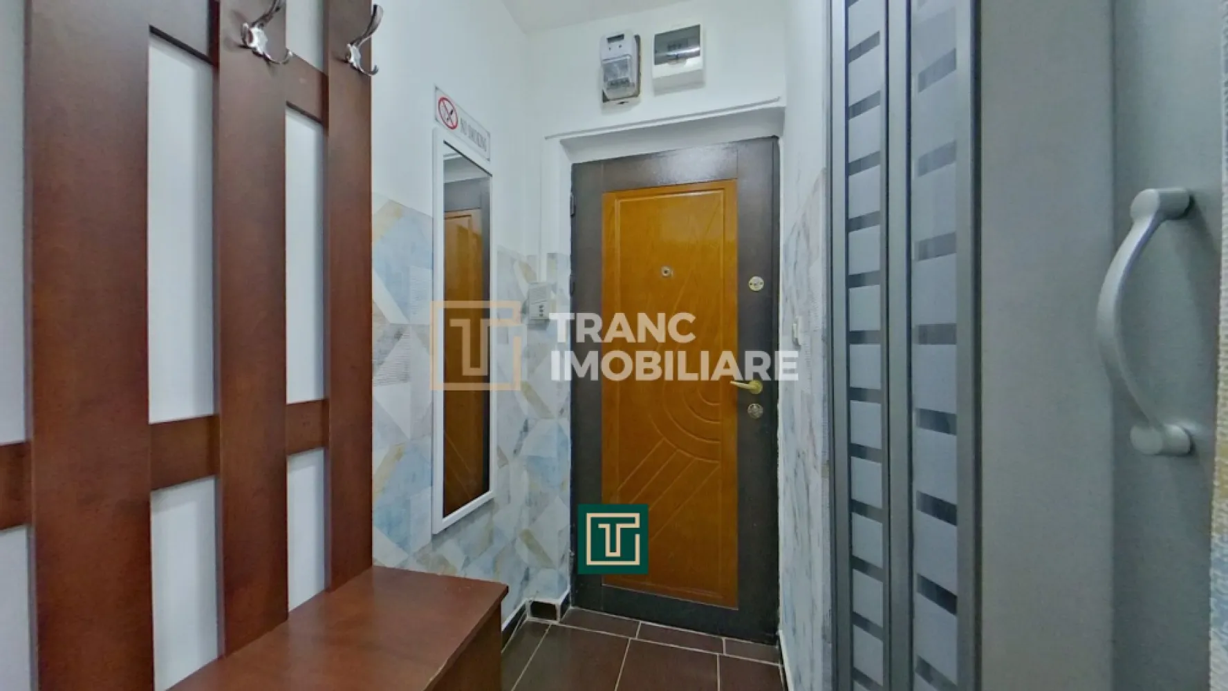 Apartament 2 camere de închiriat – Parter, zonă Intim, Arad - Tranc Imobiliare vă propune spre închiriere un apartament cu 2 camere, situat în cartierul Intim din Arad, o zonă apreciată pentru accesibilitate și proximitatea față de punctele de interes ale orașului.

Locuința are o suprafață utilă de 33 mp (40 mp construiți) și este amplasată la parterul unui imobil cu 4 etaje, fiind ideală pentru un cuplu sau o persoană care își dorește un spațiu practic, ușor de întreținut și bine poziționat. Compartimentarea este eficientă și include o sufragerie, un dormitor și o baie, oferind tot confortul necesar unui stil de viață urban.

Apartamentul se remarcă prin costurile reduse de întreținere și funcționalitatea sa, fiind o alegere excelentă pentru cei care caută un echilibru între preț și locație. În plus, zona oferă locuri de parcare disponibile și acces rapid către supermarketuri, Spitalul Județean, bănci, cafenele și farmacii.

Poziționarea este un avantaj major: în apropiere se regăsesc benzinării, autogară, magazine alimentare, parcuri și mijloace de transport în comun, toate contribuind la un stil de viață comod și conectat.

Garanție: echivalentul a 2 luni de chirie

Pentru detalii și programarea unei vizionări va stam cu drag la dispozitie.