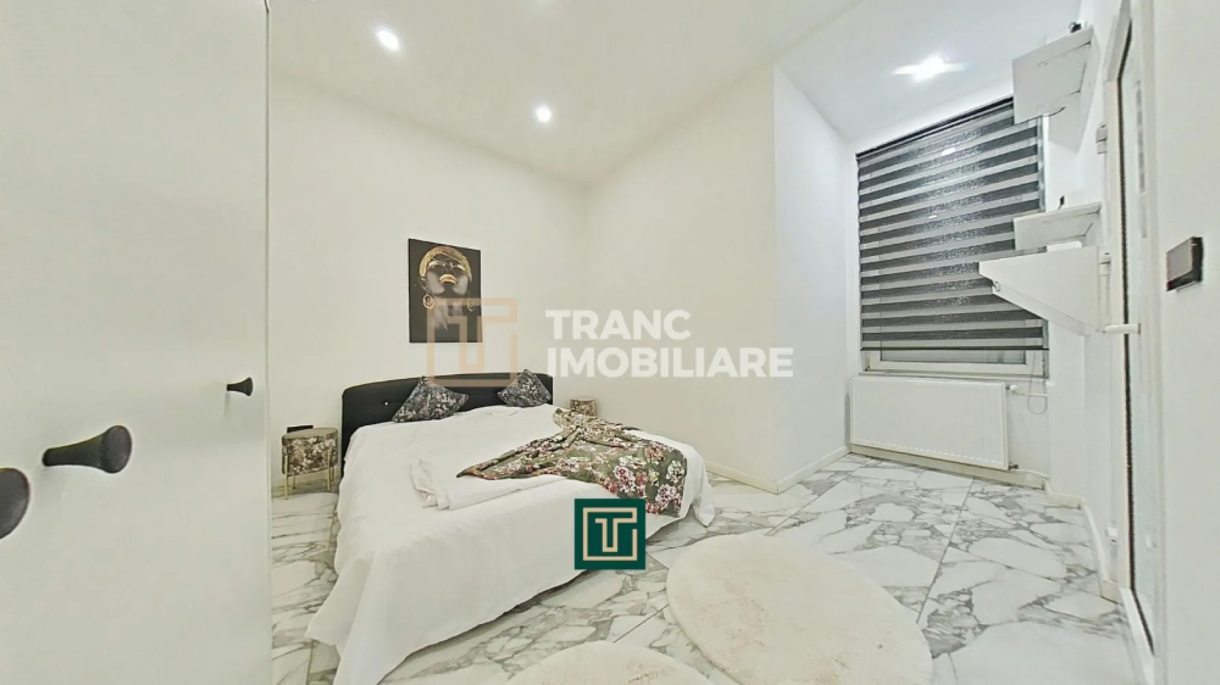 Apartament modern cu 2 camere de închiriat – Bulevardul Revoluției, Arad - Îți prezentăm un apartament modern și elegant, situat chiar în inima orașului Arad, pe Bulevardul Revoluției, în imediata apropiere a Teatrului Clasic „Ioan Slavici”. Cu o suprafață desfășurată de 77 mp, acest apartament oferă un stil de viață confortabil și rafinat, potrivit atât pentru o persoană activă, cât și pentru un cuplu care apreciază calitatea și proximitatea față de toate punctele de interes din oraș.

Apartamentul este amplasat la etajul 1 al unui imobil cu 3 nivele și are o compartimentare practică, compus dintr-un dormitor primitor, o sufragerie luminoasă, o bucătărie complet utilată și o baie modernă.

Renovat integral în 2024, apartamentul se remarcă prin finisaje contemporane și dotări de ultimă generație: întrerupătoare tactile, rolete acționate electric, aer condiționat, pardoseală cu gresie porțelanată, instalații electrice și sanitare din cupru. Încălzirea este asigurată prin sistemul centralizat CET.

Poziționarea ultracentrală este unul dintre cele mai mari avantaje — la doar câțiva pași se află cafenele, restaurante, Teatru, Catedrala, primăria, facultate, licee, farmacie, frizerie, dentist, hypermarket și stații de tramvai.

Un apartament care îmbină perfect confortul modern cu farmecul centrului istoric al Aradului — pregătit să devină noul tău cămin!