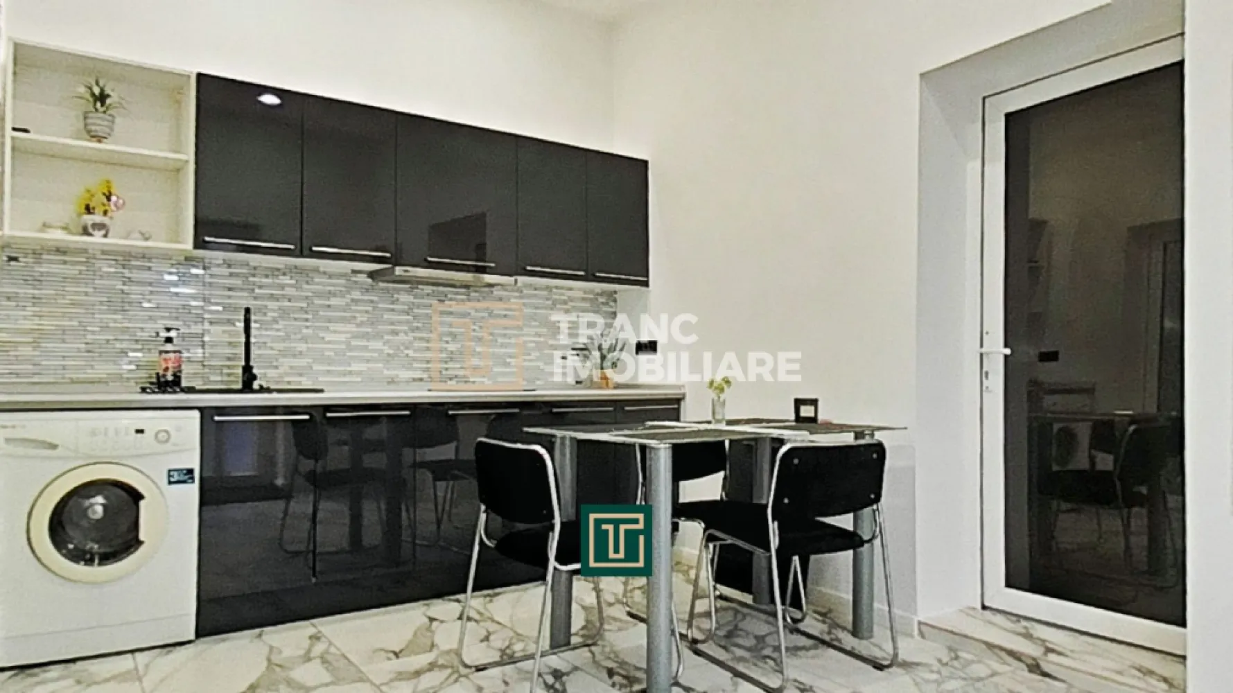 Apartament modern cu 2 camere de închiriat – Bulevardul Revoluției, Arad - Îți prezentăm un apartament modern și elegant, situat chiar în inima orașului Arad, pe Bulevardul Revoluției, în imediata apropiere a Teatrului Clasic „Ioan Slavici”. Cu o suprafață desfășurată de 77 mp, acest apartament oferă un stil de viață confortabil și rafinat, potrivit atât pentru o persoană activă, cât și pentru un cuplu care apreciază calitatea și proximitatea față de toate punctele de interes din oraș.

Apartamentul este amplasat la etajul 1 al unui imobil cu 3 nivele și are o compartimentare practică, compus dintr-un dormitor primitor, o sufragerie luminoasă, o bucătărie complet utilată și o baie modernă.

Renovat integral în 2024, apartamentul se remarcă prin finisaje contemporane și dotări de ultimă generație: întrerupătoare tactile, rolete acționate electric, aer condiționat, pardoseală cu gresie porțelanată, instalații electrice și sanitare din cupru. Încălzirea este asigurată prin sistemul centralizat CET.

Poziționarea ultracentrală este unul dintre cele mai mari avantaje — la doar câțiva pași se află cafenele, restaurante, Teatru, Catedrala, primăria, facultate, licee, farmacie, frizerie, dentist, hypermarket și stații de tramvai.

Un apartament care îmbină perfect confortul modern cu farmecul centrului istoric al Aradului — pregătit să devină noul tău cămin!