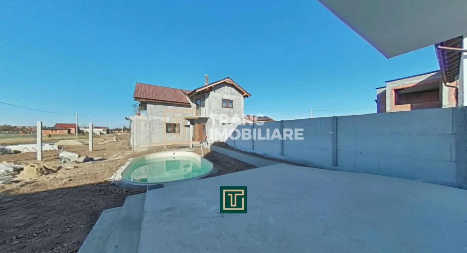 Casă modernă cu piscină în Fântânele – confort, eleganță și relaxare în fiecare - Casă modernă cu piscină în Fântânele – confort, eleganță și relaxare în fiecare zi

Vă propunem spre vânzare o casă nouă, modernă, construită în anul 2021, situată în localitatea Fântânele, într-o zonă liniștită și în plină dezvoltare. Proprietatea are o suprafață utilă de 105 mp (125 mp desfășurată) și este amplasată pe un teren de 300 mp, cu un front stradal de 12,5 ml.

Casa este compartimentată eficient pe două niveluri. La parter se află un living spațios cu bucătărie open space, o baie și o cameră tehnică, iar la etaj se găsesc trei dormitoare luminoase, dintre care două dispun de balcon, și o baie elegantă.

Curtea este frumos amenajată și oferă un spațiu ideal pentru relaxare, dispunând de o piscină cu hidromasaj și lumini ambientale, care transformă fiecare zi de vară într-o adevărată vacanță.

Construită cu materiale de înaltă calitate, casa beneficiază de tâmplărie tripan Salamander, instalații electrice și sanitare din cupru, izolație exterioară cu polistiren de 10 cm, acoperiș din panouri sandwich și încălzire în pardoseală la parter, iar la etaj cu calorifere. Toate utilitățile sunt pe proprietate – gaz, curent, apă și canalizare.

Datorită amplasării sale, casa oferă acces rapid către școli, magazine, restaurante și principalele puncte de interes din orașul Arad. Este o locuință ideală pentru o familie care își dorește confort, eleganță și un stil de viață modern într-un mediu sigur și plăcut.