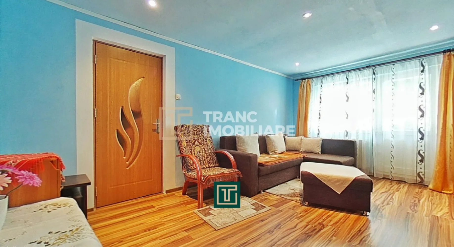 Apartament spațios cu 3 camere în cartierul Alfa – ideal pentru familie, complet - Dacă îți dorești un apartament spațios, confortabil și amplasat într-o zonă liniștită din Arad, acest imobil din cartierul Alfa este alegerea perfectă. Cu o suprafață utilă de 76 mp și 97 mp desfășurați, apartamentul este decomandat și foarte bine compartimentat, oferind tot confortul unei locuințe moderne.

Locuința este situată la etajul 1 din 4, poziție ideală pentru acces facil și confort zilnic. Este formată dintr-o sufragerie luminoasă, două dormitoare, o bucătărie spațioasă, două băi și două balcoane care necesită renovare, oferind însă potențial excelent pentru amenajare după gustul viitorului proprietar. Apartamentul se vinde complet mobilat și utilat, gata pentru a fi locuit imediat.

Încălzirea se face prin centrală termică pe gaz cu calorifere metalice, asigurând eficiență și costuri reduse. Blocul este curat, întreținut, iar zona este recunoscută pentru siguranță și liniște.

În apropiere se găsesc toate facilitățile necesare: magazin alimentar, parc, frizerie, stație de autobuz și tramvai, totul la doar câteva minute distanță.

Apartamentul reprezintă o oportunitate excelentă pentru cei care caută un cămin complet echipat, într-o zonă cu acces ușor către toate punctele de interes ale orașului.