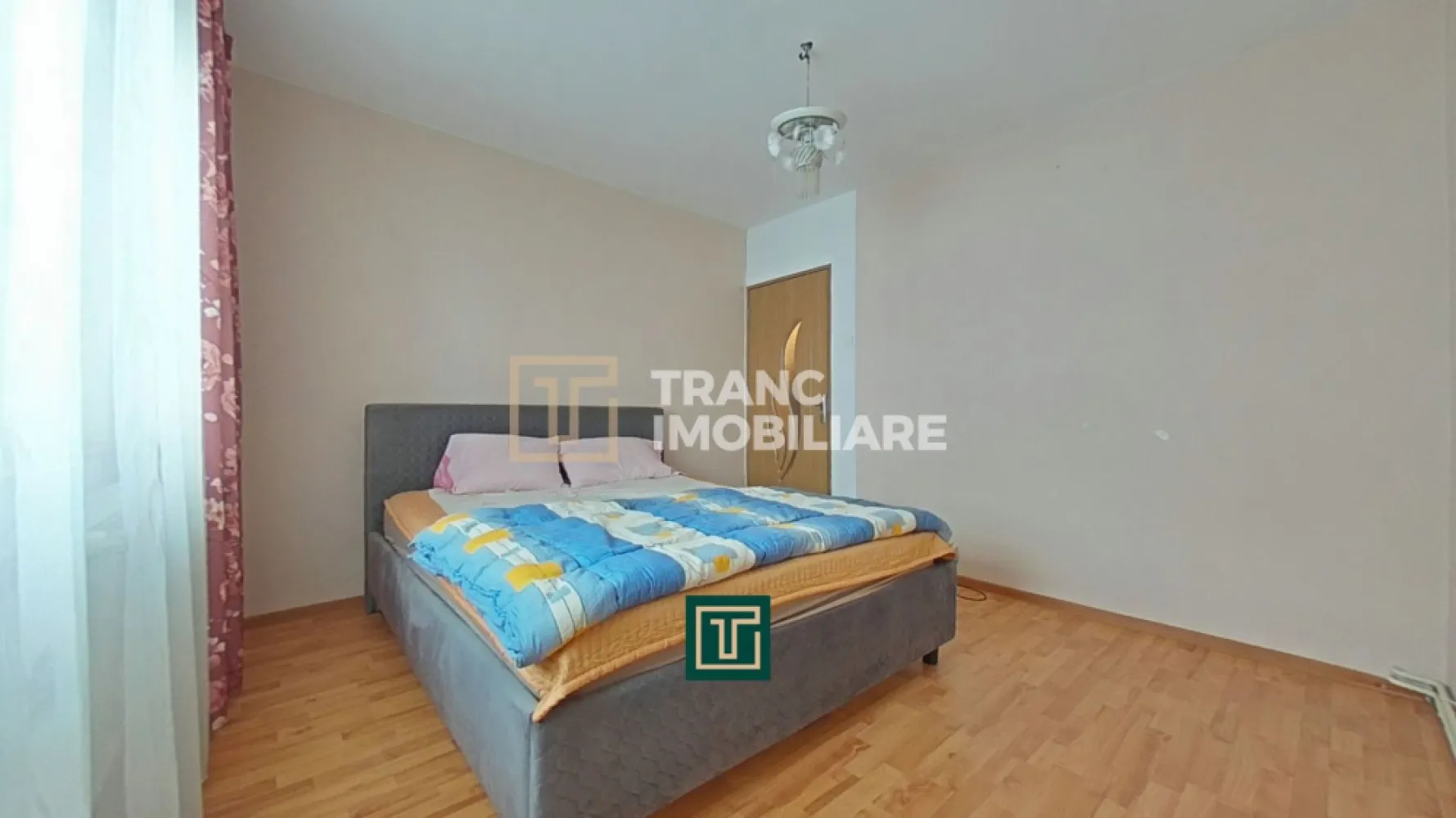 Apartament spațios cu 3 camere în cartierul Alfa – ideal pentru familie, complet - Dacă îți dorești un apartament spațios, confortabil și amplasat într-o zonă liniștită din Arad, acest imobil din cartierul Alfa este alegerea perfectă. Cu o suprafață utilă de 76 mp și 97 mp desfășurați, apartamentul este decomandat și foarte bine compartimentat, oferind tot confortul unei locuințe moderne.

Locuința este situată la etajul 1 din 4, poziție ideală pentru acces facil și confort zilnic. Este formată dintr-o sufragerie luminoasă, două dormitoare, o bucătărie spațioasă, două băi și două balcoane care necesită renovare, oferind însă potențial excelent pentru amenajare după gustul viitorului proprietar. Apartamentul se vinde complet mobilat și utilat, gata pentru a fi locuit imediat.

Încălzirea se face prin centrală termică pe gaz cu calorifere metalice, asigurând eficiență și costuri reduse. Blocul este curat, întreținut, iar zona este recunoscută pentru siguranță și liniște.

În apropiere se găsesc toate facilitățile necesare: magazin alimentar, parc, frizerie, stație de autobuz și tramvai, totul la doar câteva minute distanță.

Apartamentul reprezintă o oportunitate excelentă pentru cei care caută un cămin complet echipat, într-o zonă cu acces ușor către toate punctele de interes ale orașului.