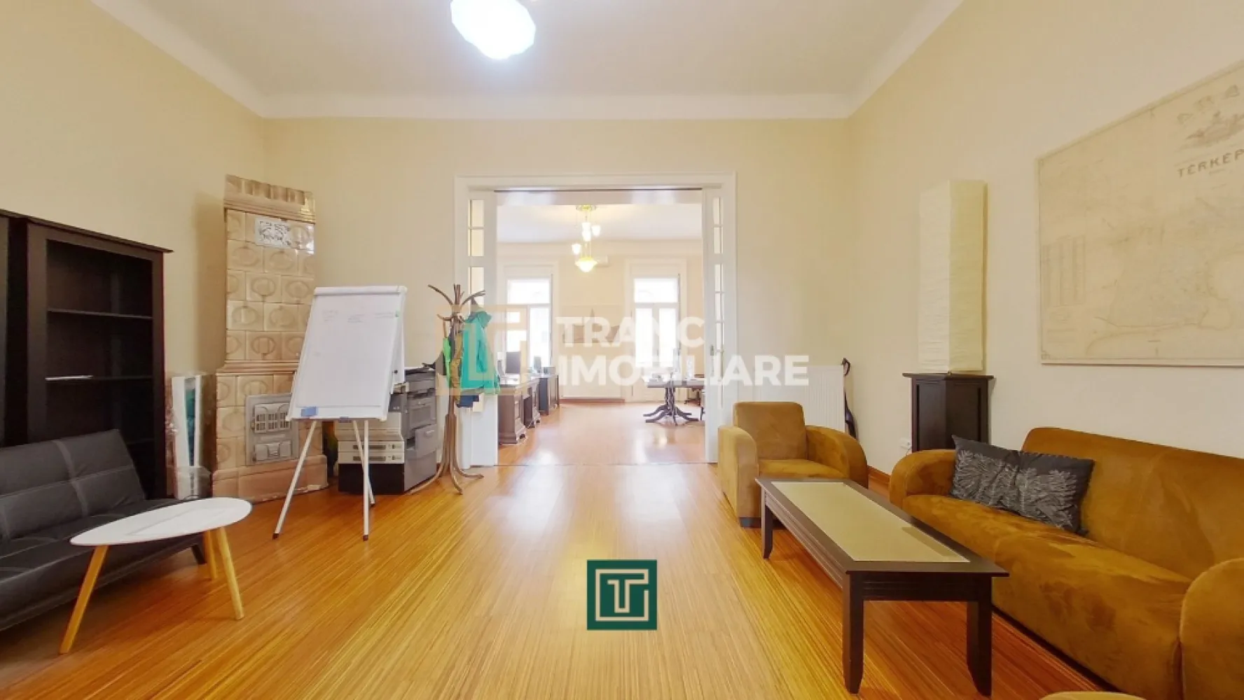 Apartament cu personalitate cu 2 camere cu terasă în centrul Aradului - Vă prezentăm spre vânzare un apartament elegant cu 2 camere, situat la etajul 1, într-o zonă centrală din Arad, într-o clădire cu farmec aparte, istorică, dar care nu este monument istoric. Este o proprietate rară, cu personalitate, într-o zonă unde nu se mai construiește, iar valoarea în timp nu poate decât să crească.

Acest apartament este pretabil atât pentru locuit, cât și pentru desfășurarea unei activități profesionale, fiind perfect pentru cei care își doresc un spațiu reprezentativ pentru cabinet, sediu de firmă, IT, consultanță, contabilitate, avocatură, notariat, telesales sau alte domenii care nu implică trafic intens. Mai mult decât atât, proprietatea a fost închiriată în trecut ca birou de IT, iar în prezent reprezintă o investiție excelentă, deoarece se poate continua închirierea, firma de IT fiind chiriaș stabil de aproximativ 4 ani.

Apartamentul are o suprafață construită de 131 mp, cu o suprafață utilă de 75 mp, și este renovat în stil modern, cu mult bun gust și atenție la detalii, păstrând în același timp atmosfera clădirilor de altădată, combinată perfect cu confortul actual. Dispune de centrală termică pe gaz, o bucătărie luminoasă cu loc de luat masa, o baie cu duș, dar și o terasă spațioasă, ideală pentru momente de relaxare sau pauze în timpul programului.

Accesul se face de pe terasă într-un hol, unde în stânga se află bucătăria, în dreapta baia, iar înainte se intră în prima cameră. Din prima cameră se face trecerea în a doua cameră, iar din aceasta se iese pe balcon, cu vedere către Colegiul Tehnologic de Industrie Alimentară. Un detaliu care se simte imediat este înălțimea impresionantă a camerelor, de până la 4 metri, care oferă confort sporit și o senzație de spațiu și eleganță.

În plus, proprietatea beneficiază de pivniță și spațiu de depozitare în pod, iar parcarea se poate face la stradă, existând inclusiv locuri de parcare disponibile în fața clădirii. Locația este excelentă, cu acces rapid către Strada Ștefan Cicio Pop și Strada Lucian Blaga, iar zona oferă toate facilitățile necesare, fiind în același timp liniștită și foarte bine conectată.

Dacă îți dorești un apartament ultracentral, cu atmosferă aparte, potrivit atât pentru locuit, cât și pentru business, dar și cu potențial de investiție prin continuarea unei chirii stabile, te invit să îl vezi.

Pentru mai multe detalii și programarea unei vizionări, nu ezita să mă contactezi.