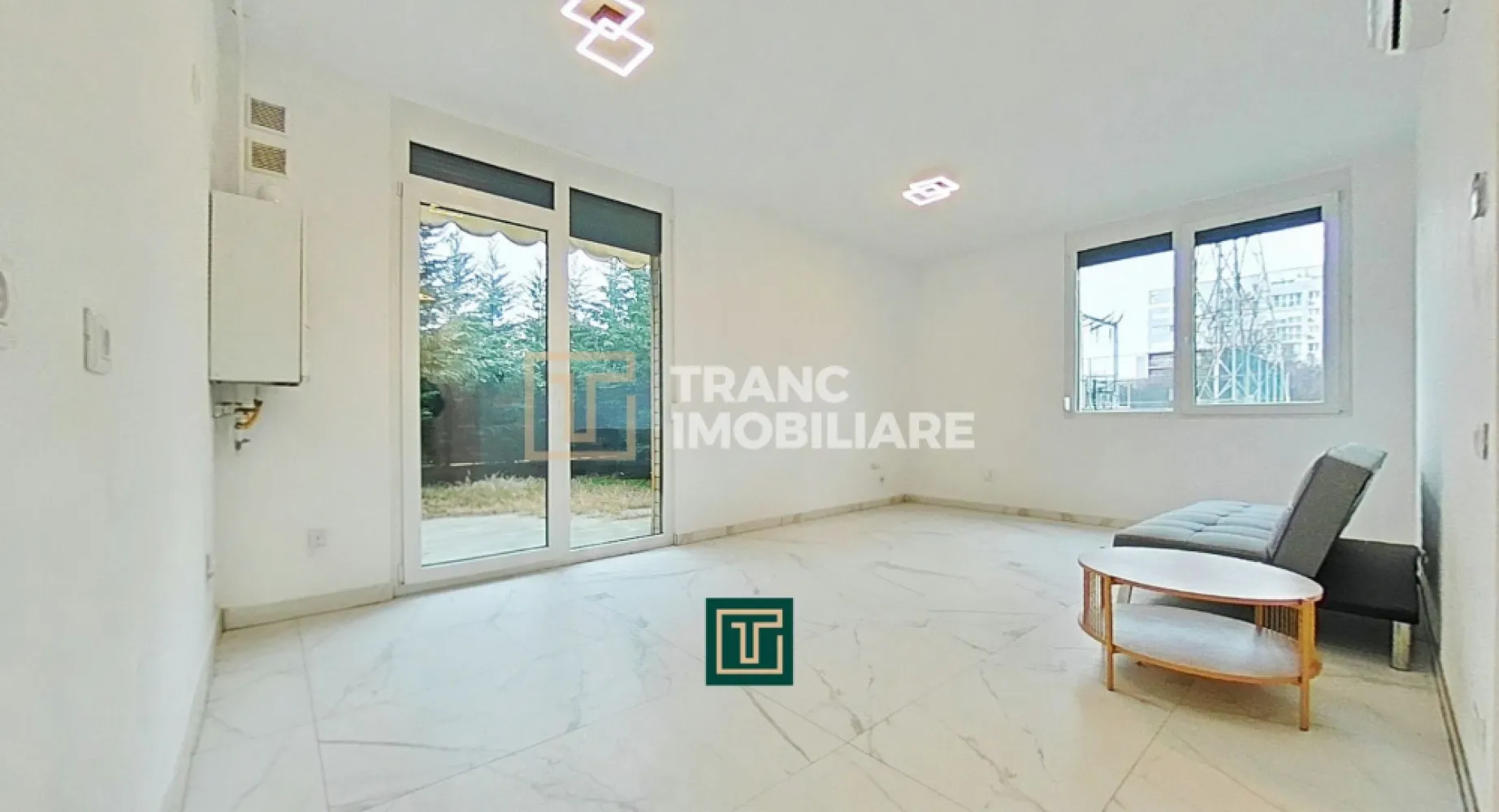 Apartament modern cu 3 camere, terasă generoasă și parcare inclusă, lângă AFI - Comision 0% de la cumparator!

Îți prezentăm un apartament spațios și luminos, situat într-una dintre cele mai căutate zone din Arad, chiar lângă centrul comercial AFI, în complexul rezidențial Ared. Amplasat la parterul unui bloc nou, acest apartament este ideal pentru cei care își doresc confort urban, acces rapid la facilități și un spațiu exterior generos.

Locuința are o suprafață utilă de 76 mp și o suprafață construită de 93 mp, fiind completată de o terasă impresionantă de 47,41 mp, perfectă pentru relaxare, petrecerea timpului liber sau momentele petrecute alături de familie și prieteni. Compartimentarea este semidecomandată și foarte practică, incluzând două dormitoare, un living cu bucătărie open-space, două băi, un hol generos și două spații de depozitare.

Apartamentul este complet finisat, beneficiază de încălzire în pardoseală, centrală termică pe gaz, aer condiționat și rolete exterioare, oferind un plus de confort și eficiență energetică. Luminozitatea naturală și accesul direct către exterior transformă această locuință într-un spațiu primitor și funcțional.

Prețul include un loc de parcare, un avantaj important în zonă. Proprietatea este potrivită atât pentru locuire personală, cât și ca investiție sigură, datorită poziționării excelente.

Preț: 165.000 euro + TVA 21%.

Pentru mai multe detalii sau pentru a programa o vizionare, te invit să mă contactezi.