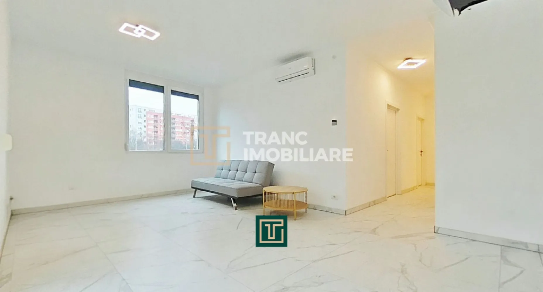 Apartament modern cu 3 camere, terasă generoasă și parcare inclusă, lângă AFI - Comision 0% de la cumparator!

Îți prezentăm un apartament spațios și luminos, situat într-una dintre cele mai căutate zone din Arad, chiar lângă centrul comercial AFI, în complexul rezidențial Ared. Amplasat la parterul unui bloc nou, acest apartament este ideal pentru cei care își doresc confort urban, acces rapid la facilități și un spațiu exterior generos.

Locuința are o suprafață utilă de 76 mp și o suprafață construită de 93 mp, fiind completată de o terasă impresionantă de 47,41 mp, perfectă pentru relaxare, petrecerea timpului liber sau momentele petrecute alături de familie și prieteni. Compartimentarea este semidecomandată și foarte practică, incluzând două dormitoare, un living cu bucătărie open-space, două băi, un hol generos și două spații de depozitare.

Apartamentul este complet finisat, beneficiază de încălzire în pardoseală, centrală termică pe gaz, aer condiționat și rolete exterioare, oferind un plus de confort și eficiență energetică. Luminozitatea naturală și accesul direct către exterior transformă această locuință într-un spațiu primitor și funcțional.

Prețul include un loc de parcare, un avantaj important în zonă. Proprietatea este potrivită atât pentru locuire personală, cât și ca investiție sigură, datorită poziționării excelente.

Preț: 165.000 euro + TVA 21%.

Pentru mai multe detalii sau pentru a programa o vizionare, te invit să mă contactezi.