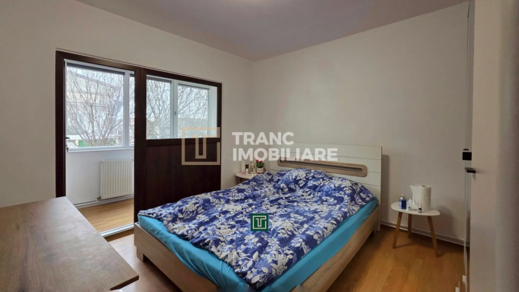 Apartament 3 camere de vânzare – Calea Girocului, Timișoara - Vă propunem spre vânzare un apartament spațios cu 3 camere, situat într-una dintre cele mai căutate zone din Timișoara – Calea Girocului, o locație ideală pentru familie sau investiție.

Apartamentul are o suprafață utilă de 65 mp (71 mp construiți), este decomandat și compartimentat eficient, oferind 2 dormitoare confortabile, un living generos, bucătărie separată, baie și două balcoane care adaugă un plus de lumină și spațiu.

Imobilul se află la etajul 4 din 4, într-un bloc construit în 1985, iar apartamentul a fost renovat complet în anul 2020. Se vinde mobilat și utilat integral, fiind gata pentru mutare imediată. Beneficiază de centrală termică proprie, aer condiționat și dispune de o boxă la subsol, ideală pentru depozitare.

Zona este excelent deservită, având în apropiere supermarketuri, piață, școli, grădinițe, cafenele, farmacii, transport în comun, dar și servicii diverse precum dentist, frizerie sau medic veterinar.

Un apartament complet, într-o zonă foarte bună, perfect pentru un stil de viață comod!