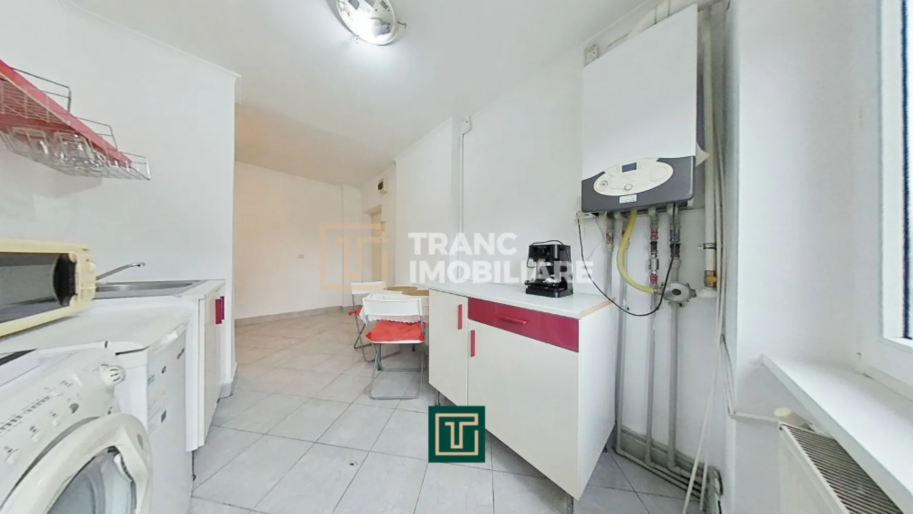 Apartament 2 camere de închiriat – Bulevardul Revoluției, Arad | Locație premium - Îți propunem spre închiriere un apartament cochet cu 2 camere, situat pe Bulevardul Revoluției, în inima orașului Arad, o zonă extrem de apreciată pentru accesul rapid la toate facilitățile urbane.

Locuința are o suprafață utilă de 57 mp (69 mp construiți) și este compartimentată practic în dormitor, living, bucătărie, baie și balcon, fiind potrivită atât pentru o persoană, cât și pentru un cuplu. Apartamentul este situat la etajul 2 din 3, un etaj intermediar ideal.

Proprietatea a fost recent renovată, fiind proaspăt zugrăvită și în curs de actualizare a mobilierului, oferind un ambient curat și primitor. Un mare avantaj îl reprezintă vederea directă către bulevard, dar și faptul că beneficiază de loc de parcare la liber în curte.

Confortul este asigurat de centrala termică proprie pe gaz, iar poziționarea excelentă îți oferă acces imediat la tot ce ai nevoie: stație de tramvai, magazine, bănci, cafenele, farmacii, precum și zona Malul Mureșului sau Complexul Ziridava.

Un apartament ideal pentru cei care își doresc confort, accesibilitate și o locație centrală premium.