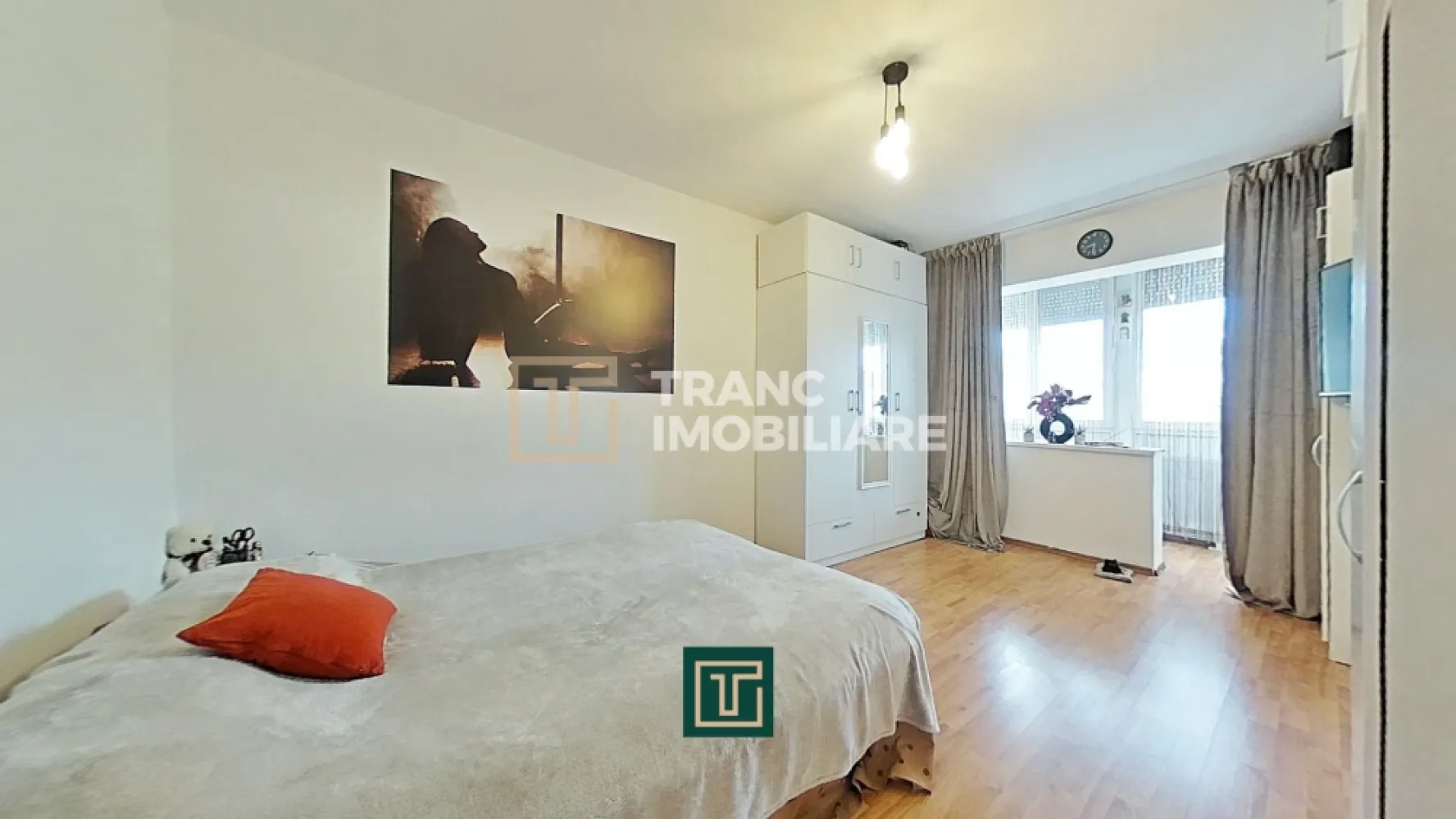 Apartament 3 camere de vânzare – Aurel Vlaicu (zona X-uri), Arad - Vă propunem spre vânzare un apartament cu 3 camere, situat în cartierul Aurel Vlaicu, în zona X-uri, una dintre cele mai accesibile și bine conectate zone din Arad.

Locuința are o suprafață utilă de 51 mp și o suprafață construită de 61 mp, fiind compartimentată semidecomandat în living, 2 dormitoare, bucătărie, baie și balcon. Apartamentul este situat la etajul 7 din 10, într-un bloc dotat cu lift, oferind o vedere frumoasă și multă lumină naturală.

Proprietatea a fost recent renovată, fiind proaspăt zugrăvită și beneficiind de mobilier parțial schimbat, care rămâne în apartament. Un avantaj important este centrala termică proprie pe gaz, nou montată, oferind confort termic și control asupra costurilor.

Zona este una foarte bună, cu acces rapid la mijloace de transport în comun, magazine și alte facilități, dar în același timp oferă un ambient liniștit, potrivit pentru locuit.

Datorită poziției și compartimentării, apartamentul este ideal atât pentru locuință proprie, cât și ca investiție pentru închiriere.

O oportunitate excelentă pentru cei care caută un apartament practic, bine poziționat și pregătit pentru mutare!