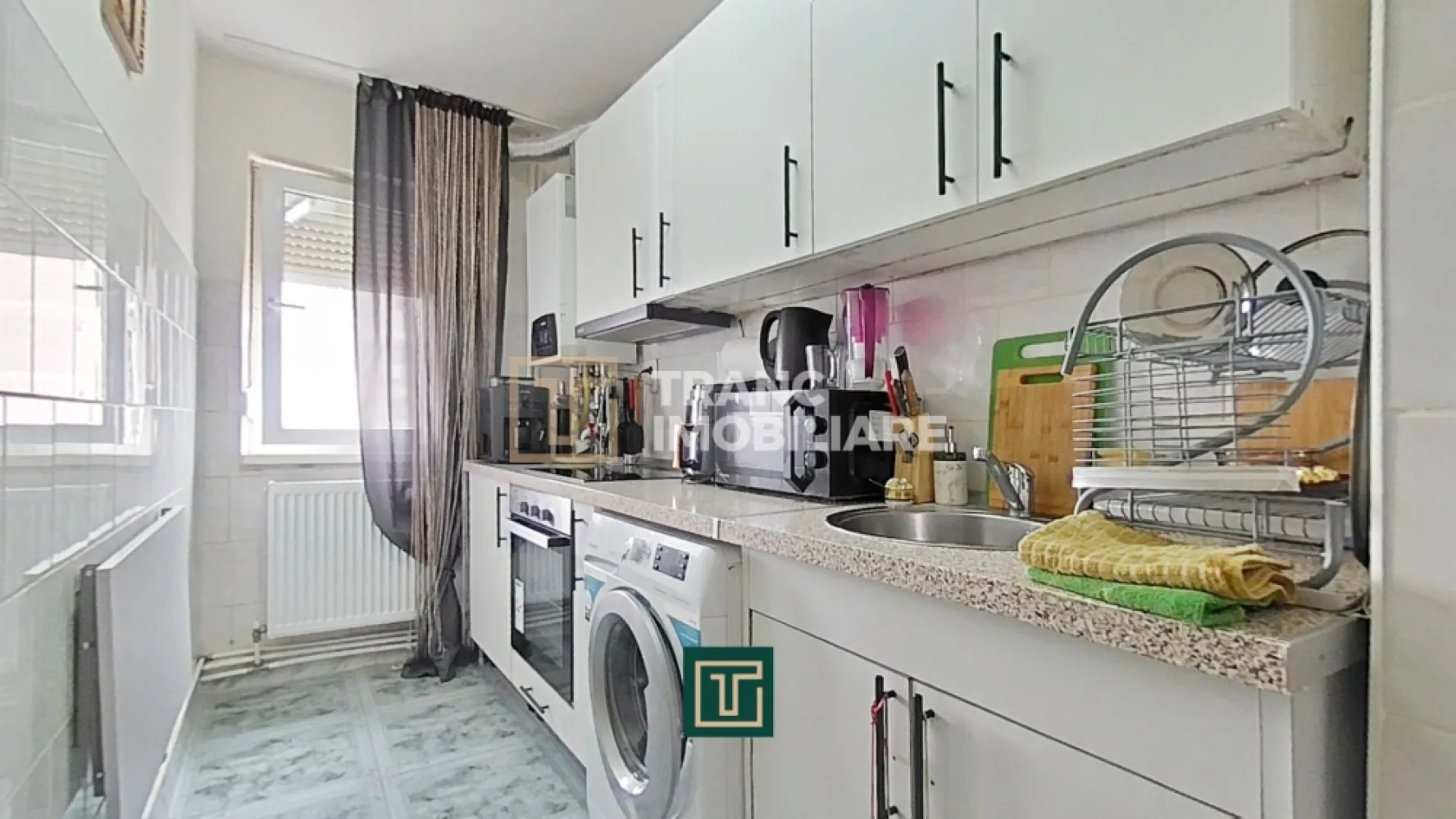 Apartament 3 camere de vânzare – Aurel Vlaicu (zona X-uri), Arad - Vă propunem spre vânzare un apartament cu 3 camere, situat în cartierul Aurel Vlaicu, în zona X-uri, una dintre cele mai accesibile și bine conectate zone din Arad.

Locuința are o suprafață utilă de 51 mp și o suprafață construită de 61 mp, fiind compartimentată semidecomandat în living, 2 dormitoare, bucătărie, baie și balcon. Apartamentul este situat la etajul 7 din 10, într-un bloc dotat cu lift, oferind o vedere frumoasă și multă lumină naturală.

Proprietatea a fost recent renovată, fiind proaspăt zugrăvită și beneficiind de mobilier parțial schimbat, care rămâne în apartament. Un avantaj important este centrala termică proprie pe gaz, nou montată, oferind confort termic și control asupra costurilor.

Zona este una foarte bună, cu acces rapid la mijloace de transport în comun, magazine și alte facilități, dar în același timp oferă un ambient liniștit, potrivit pentru locuit.

Datorită poziției și compartimentării, apartamentul este ideal atât pentru locuință proprie, cât și ca investiție pentru închiriere.

O oportunitate excelentă pentru cei care caută un apartament practic, bine poziționat și pregătit pentru mutare!