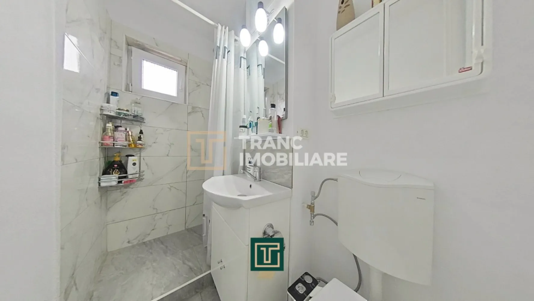 Apartament 3 camere de vânzare – Aurel Vlaicu (zona X-uri), Arad - Vă propunem spre vânzare un apartament cu 3 camere, situat în cartierul Aurel Vlaicu, în zona X-uri, una dintre cele mai accesibile și bine conectate zone din Arad.

Locuința are o suprafață utilă de 51 mp și o suprafață construită de 61 mp, fiind compartimentată semidecomandat în living, 2 dormitoare, bucătărie, baie și balcon. Apartamentul este situat la etajul 7 din 10, într-un bloc dotat cu lift, oferind o vedere frumoasă și multă lumină naturală.

Proprietatea a fost recent renovată, fiind proaspăt zugrăvită și beneficiind de mobilier parțial schimbat, care rămâne în apartament. Un avantaj important este centrala termică proprie pe gaz, nou montată, oferind confort termic și control asupra costurilor.

Zona este una foarte bună, cu acces rapid la mijloace de transport în comun, magazine și alte facilități, dar în același timp oferă un ambient liniștit, potrivit pentru locuit.

Datorită poziției și compartimentării, apartamentul este ideal atât pentru locuință proprie, cât și ca investiție pentru închiriere.

O oportunitate excelentă pentru cei care caută un apartament practic, bine poziționat și pregătit pentru mutare!