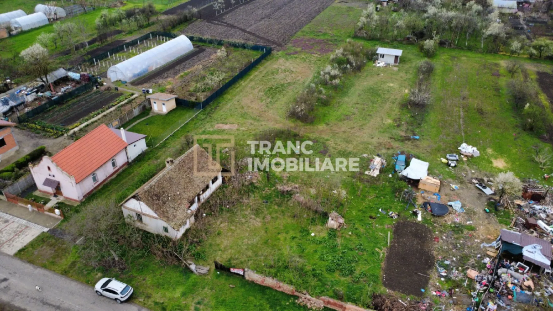 Teren intravilan 3.593 mp de vânzare în Parța - Vă prezentăm spre vânzare un teren intravilan cu o suprafață generoasă de 3.593 mp, situat în localitatea Parța, într-o zonă de case liniștită și bine cotată. Proprietatea dispune de un front stradal de 37 ml, oferind multiple posibilități de dezvoltare și acces facil.

Terenul este amplasat la aproximativ 500 de metri de Primărie, ceea ce îi conferă o poziționare excelentă în cadrul localității, cu acces rapid către principalele puncte de interes. Pe teren se află o construcție veche, care necesită demolare, însă acest aspect reprezintă un avantaj pentru cei care își doresc să dezvolte un proiect nou, fără constrângeri.

Un mare plus al proprietății îl reprezintă utilitățile, care se află la aproximativ 5 metri de teren: curent, apă, canalizare și gaz, facilitând astfel racordarea rapidă și costuri reduse pentru viitorul proiect.

Datorită dimensiunii sale impresionante, terenul este ideal atât pentru construirea unei locuințe individuale spațioase, cât și pentru investiții imobiliare, fiind pretabil pentru parcelare și dezvoltarea unui mic ansamblu de case. Zona este una foarte bună, în continuă dezvoltare, cu potențial ridicat de creștere a valorii în timp.

Această proprietate reprezintă o oportunitate excelentă pentru investitori sau pentru cei care își doresc să construiască într-un cadru liniștit, dar bine conectat.

Pentru mai multe detalii sau pentru programarea unei vizionări, vă stăm cu drag la dispoziție!