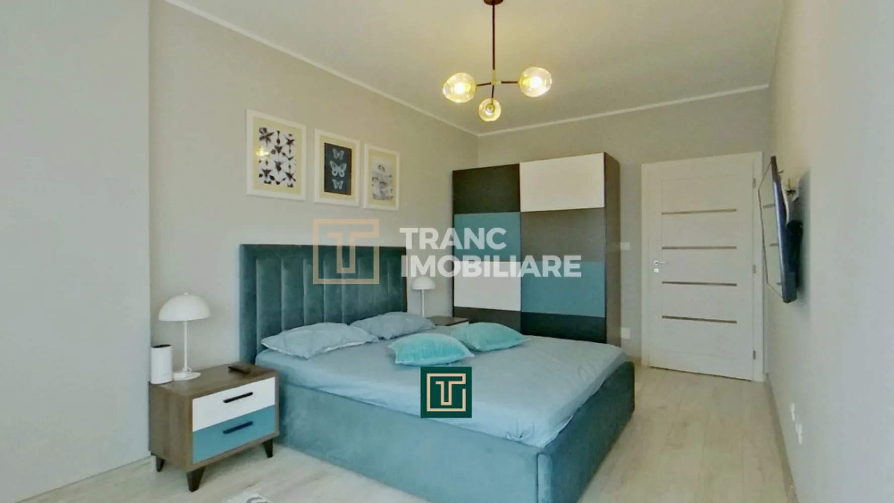 Apartament 2 camere de închiriat – spațios, view panoramic, Podgoria – Urbana - Tranc Imobiliare vă propune spre închiriere un apartament modern cu 2 camere, situat în zona Podgoria – Urbana din Arad, una dintre cele mai apreciate locații din oraș.

Cu o suprafață utilă generoasă de 72 mp (106 mp construiți), locuința este amplasată la etajul 10 din 10 într-un bloc modern construit în 2014, cu acces securizat. Poziționarea la ultimul etaj oferă un mare avantaj: o priveliște panoramică spectaculoasă asupra orașului și multă lumină naturală pe tot parcursul zilei.

Apartamentul este semidecomandat și dispune de un living spațios, dormitor confortabil, baie, balcon și o compartimentare practică, ideală pentru un stil de viață modern. Finisajele sunt de calitate, iar atmosfera generală este una primitoare și elegantă.

Printre beneficii se numără locul de parcare inclus, confortul oferit de un bloc nou și accesul rapid către toate punctele de interes: mijloace de transport, magazine, cafenele și instituții importante.

Zona Podgoria este recunoscută pentru poziționarea excelentă și conexiunile rapide către orice parte a orașului, fiind ideală pentru cei care își doresc confort, accesibilitate și un view deosebit.

💰 Garanție: echivalentul a 2 luni de chirie

Un apartament ideal pentru cei care caută spațiu, lumină și o locație premium!