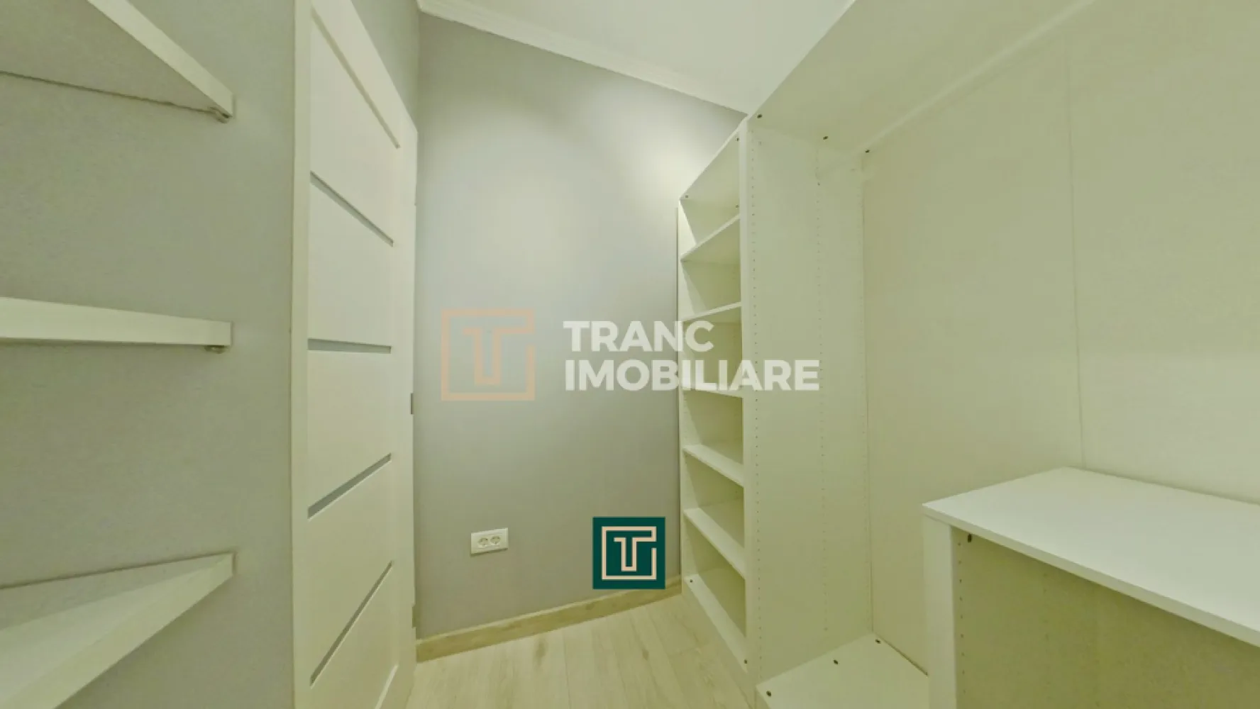 Apartament 2 camere de închiriat – spațios, view panoramic, Podgoria – Urbana - Tranc Imobiliare vă propune spre închiriere un apartament modern cu 2 camere, situat în zona Podgoria – Urbana din Arad, una dintre cele mai apreciate locații din oraș.

Cu o suprafață utilă generoasă de 72 mp (106 mp construiți), locuința este amplasată la etajul 10 din 10 într-un bloc modern construit în 2014, cu acces securizat. Poziționarea la ultimul etaj oferă un mare avantaj: o priveliște panoramică spectaculoasă asupra orașului și multă lumină naturală pe tot parcursul zilei.

Apartamentul este semidecomandat și dispune de un living spațios, dormitor confortabil, baie, balcon și o compartimentare practică, ideală pentru un stil de viață modern. Finisajele sunt de calitate, iar atmosfera generală este una primitoare și elegantă.

Printre beneficii se numără locul de parcare inclus, confortul oferit de un bloc nou și accesul rapid către toate punctele de interes: mijloace de transport, magazine, cafenele și instituții importante.

Zona Podgoria este recunoscută pentru poziționarea excelentă și conexiunile rapide către orice parte a orașului, fiind ideală pentru cei care își doresc confort, accesibilitate și un view deosebit.

💰 Garanție: echivalentul a 2 luni de chirie

Un apartament ideal pentru cei care caută spațiu, lumină și o locație premium!